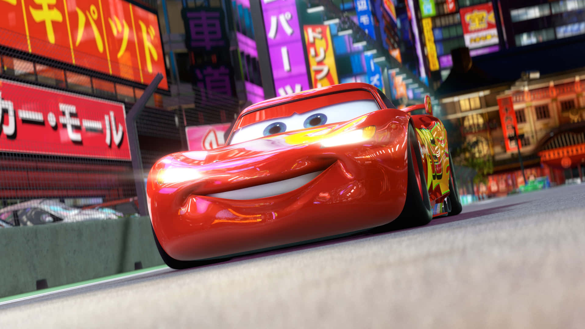 cars 3 - o mașină roșie care conduce pe o stradă din oraș Fundal