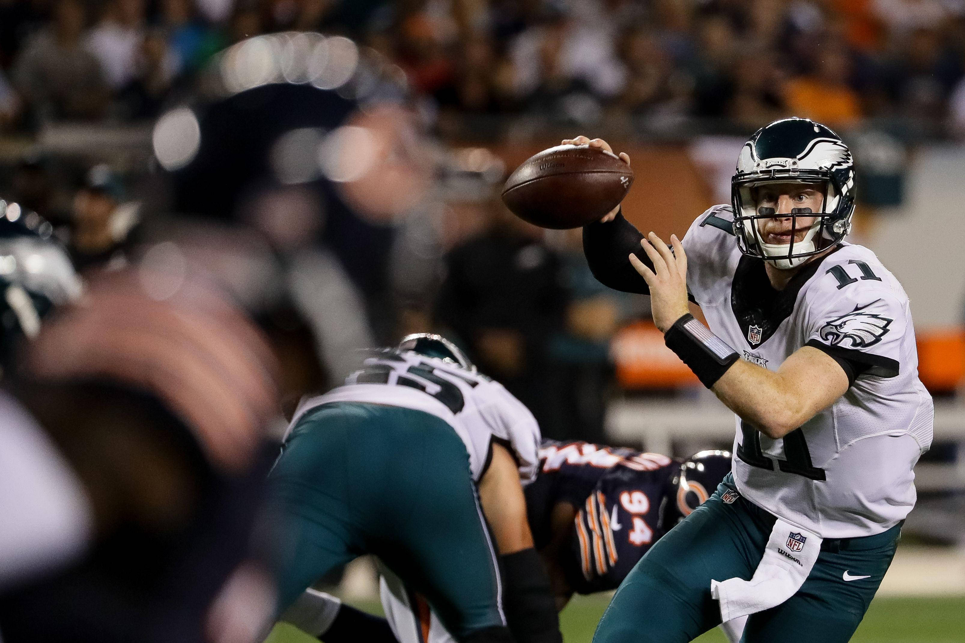 Carson Wentz Aruncă Mingea de Fotbal Fundal