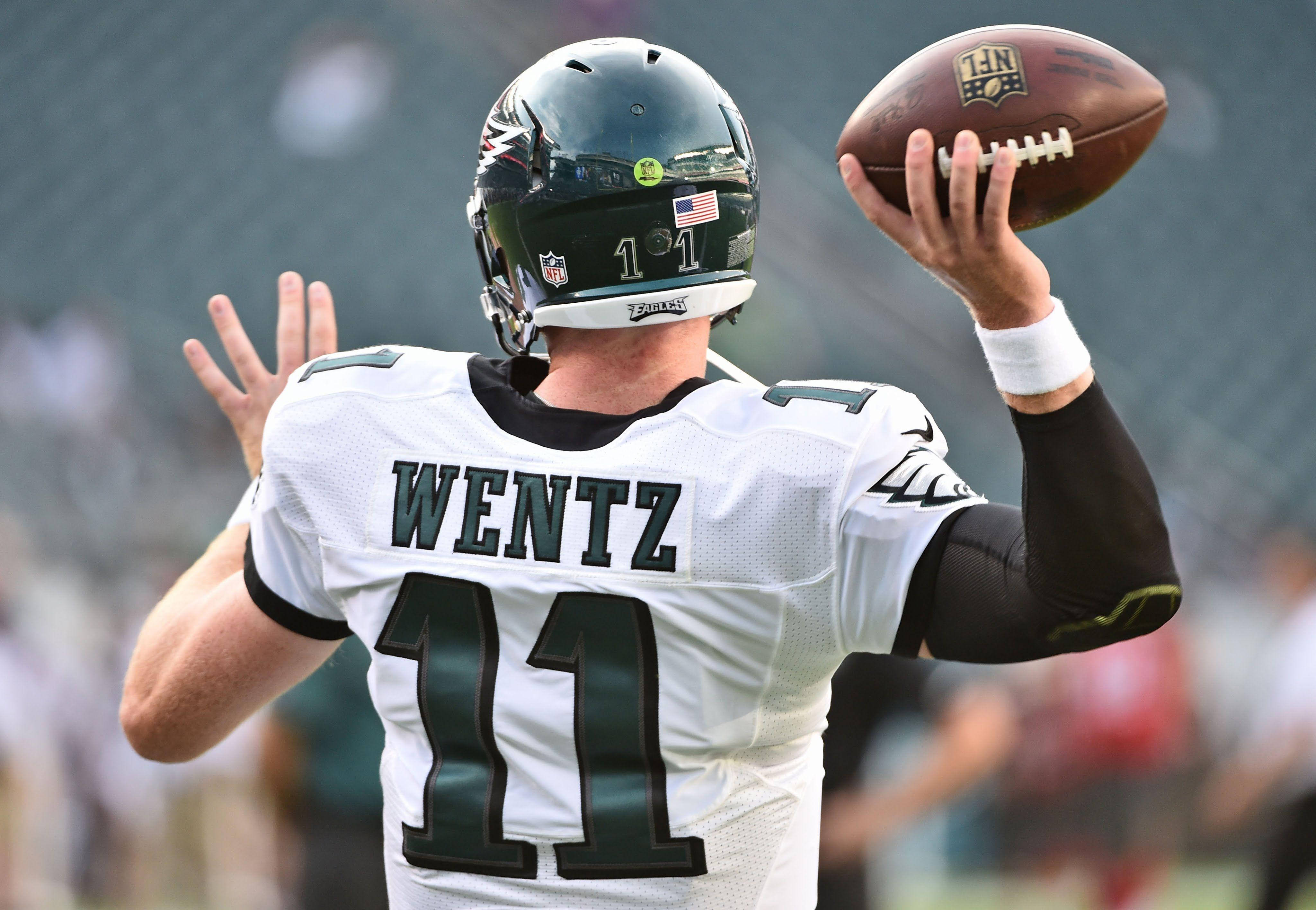 Carson Wentz aruncând mingea NFL Fundal