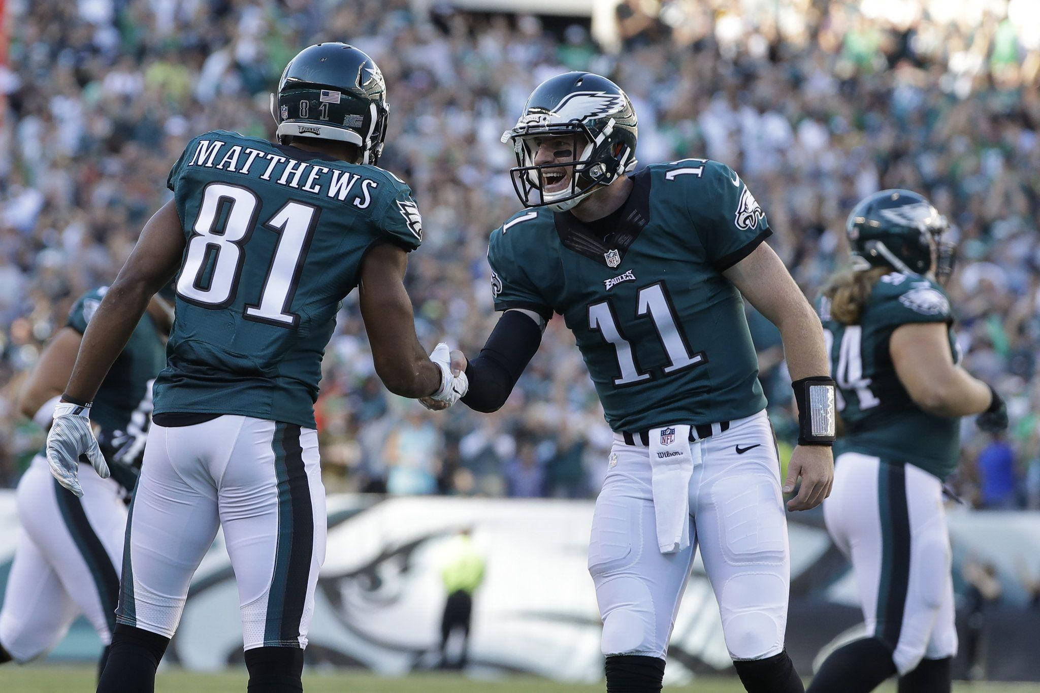 Carson Wentz și Jordan Matthews strângând mâna Fundal