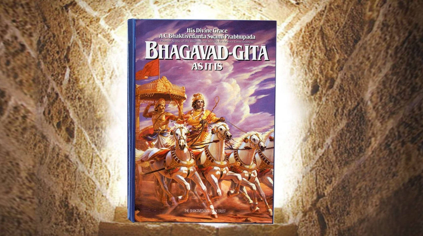 Carte Bhagavad Gita pe piatră Fundal