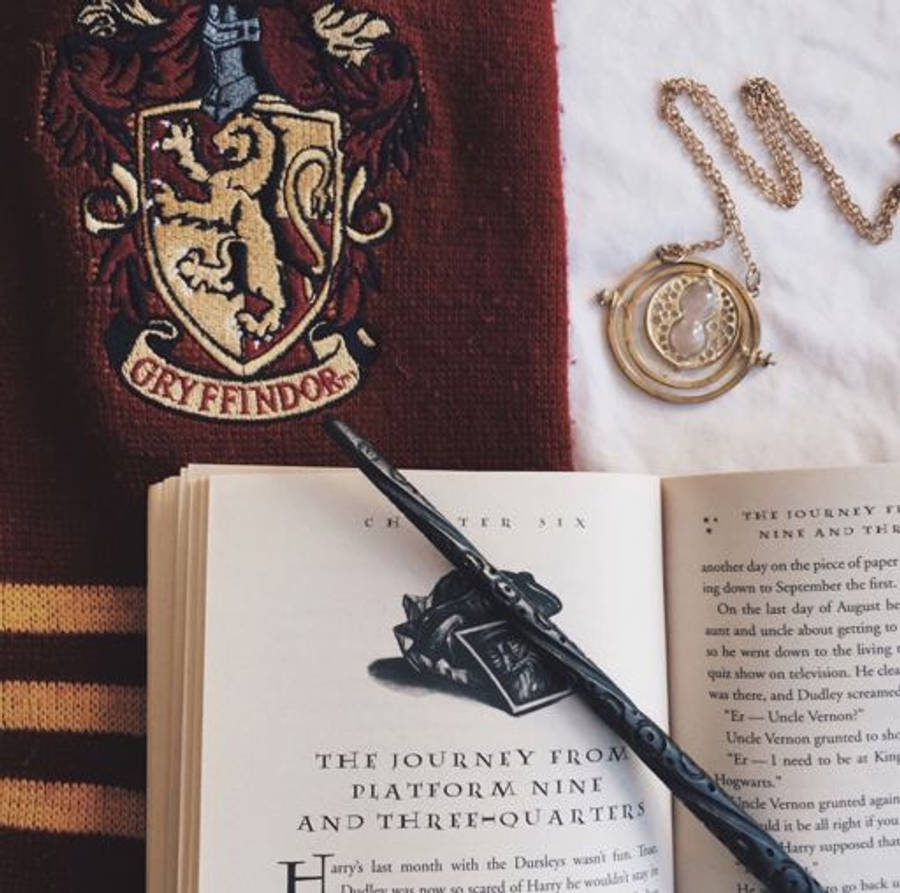 Carte Deschisă HP și Robă Gryffindor Estetică Fundal