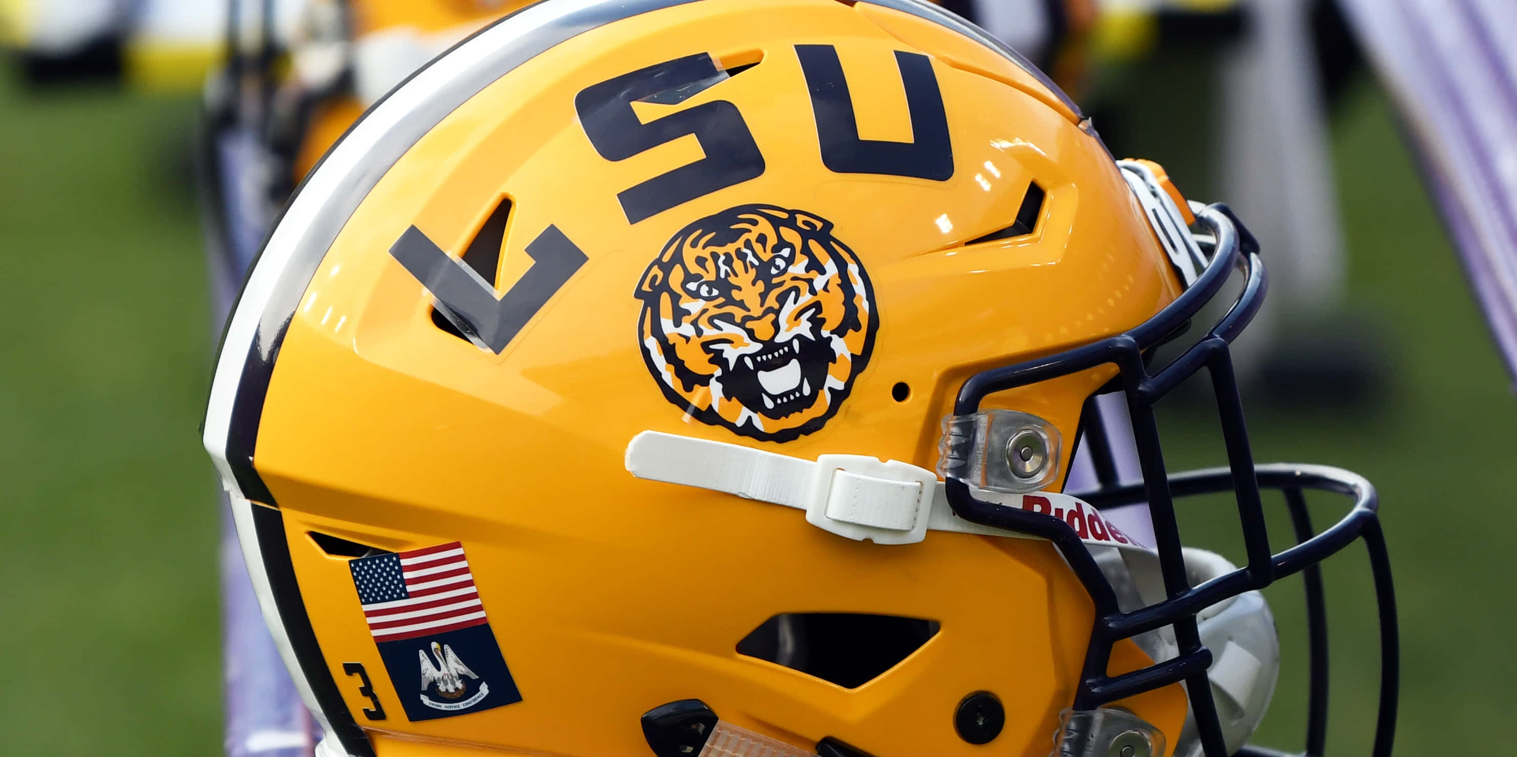 Cască galbenă LSU Football Fundal