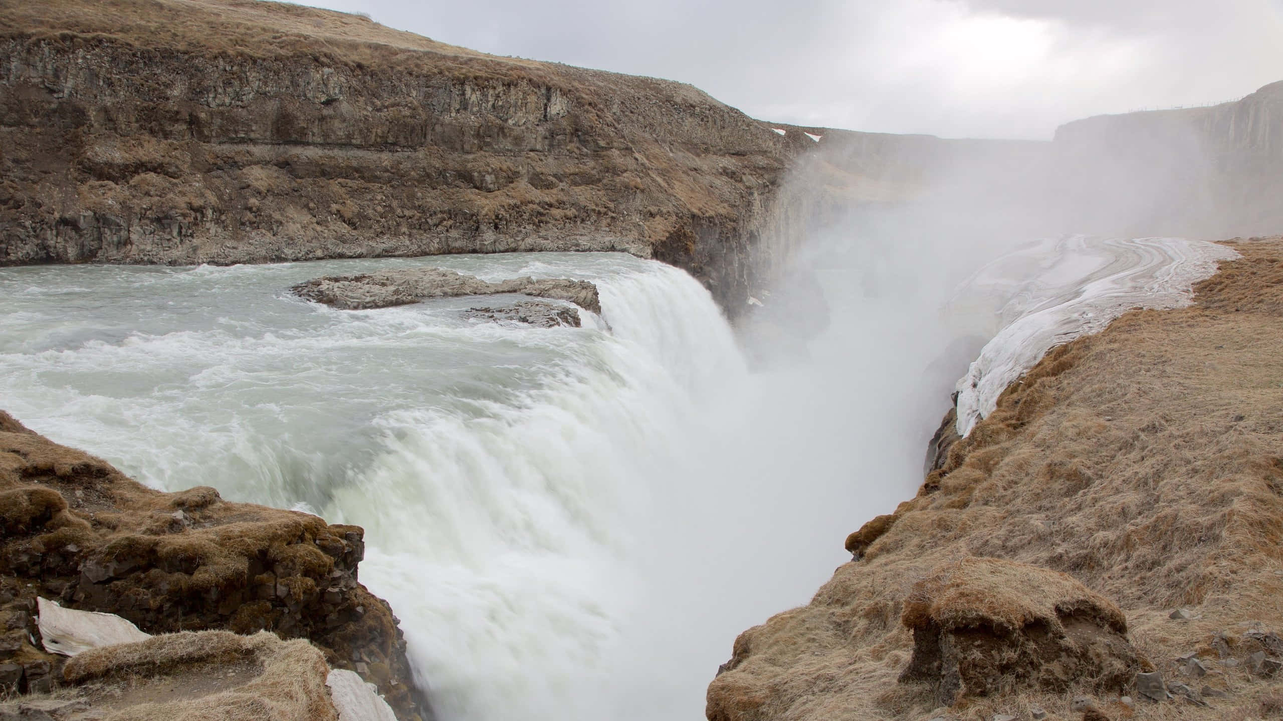 Cascada aburitoare Gullfoss din sud-vestul Islandei Fundal