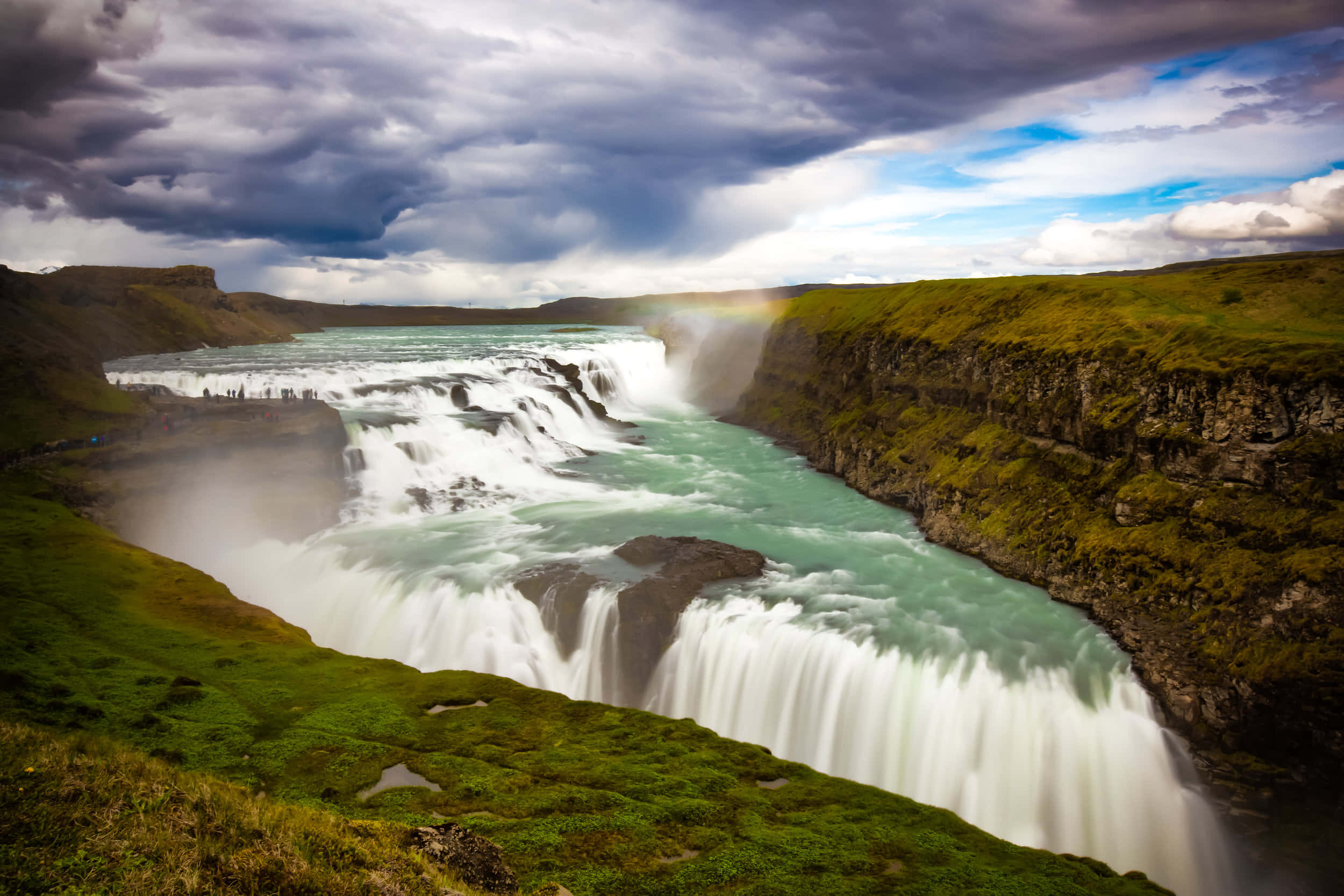 Cascada Gullfoss cu nori grei în sud-vestul Islandei Fundal