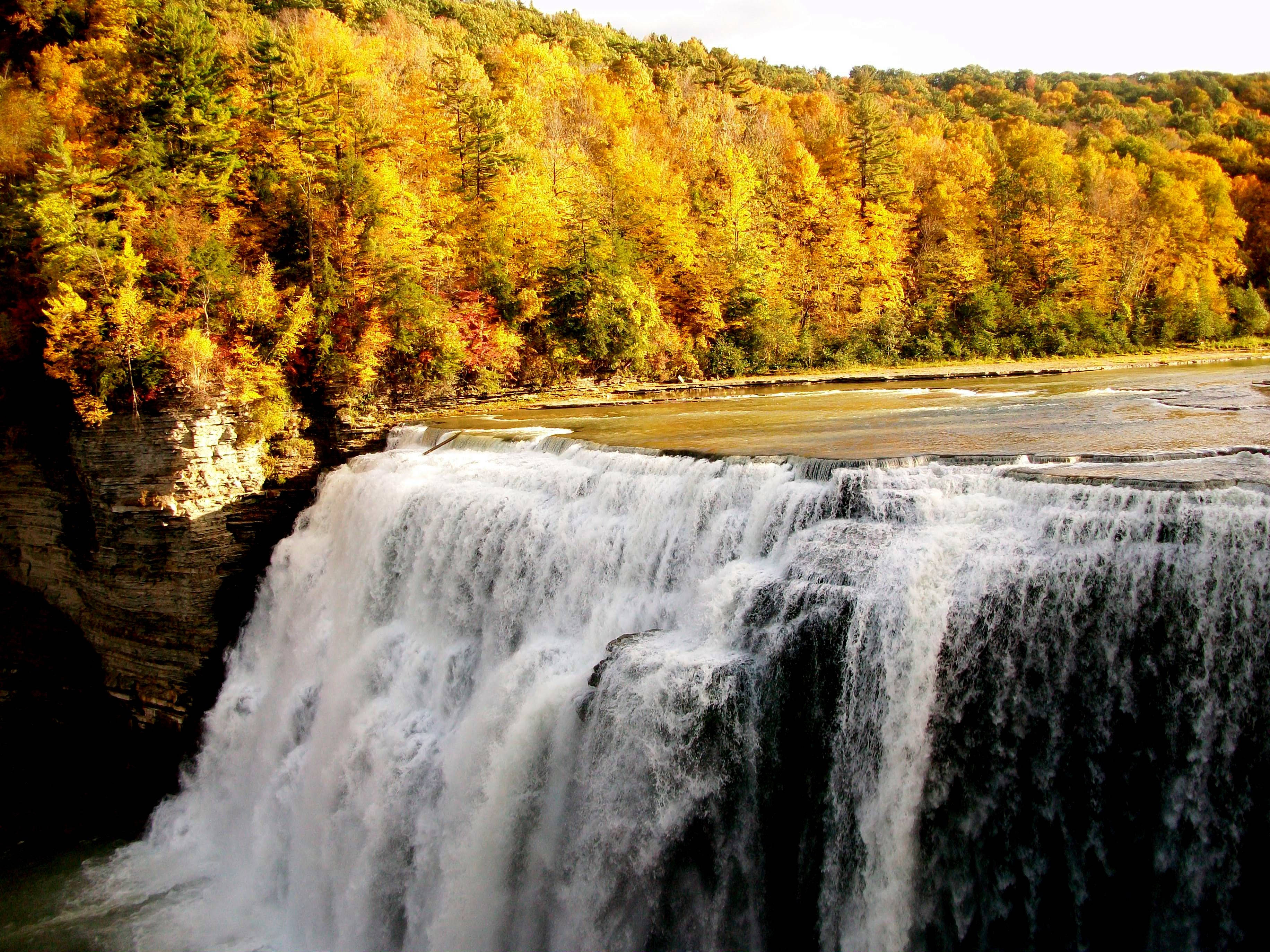 Cascada în Toamnă Fundal