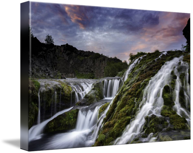 Cascada Mușchioasă la Amurg Fundal
