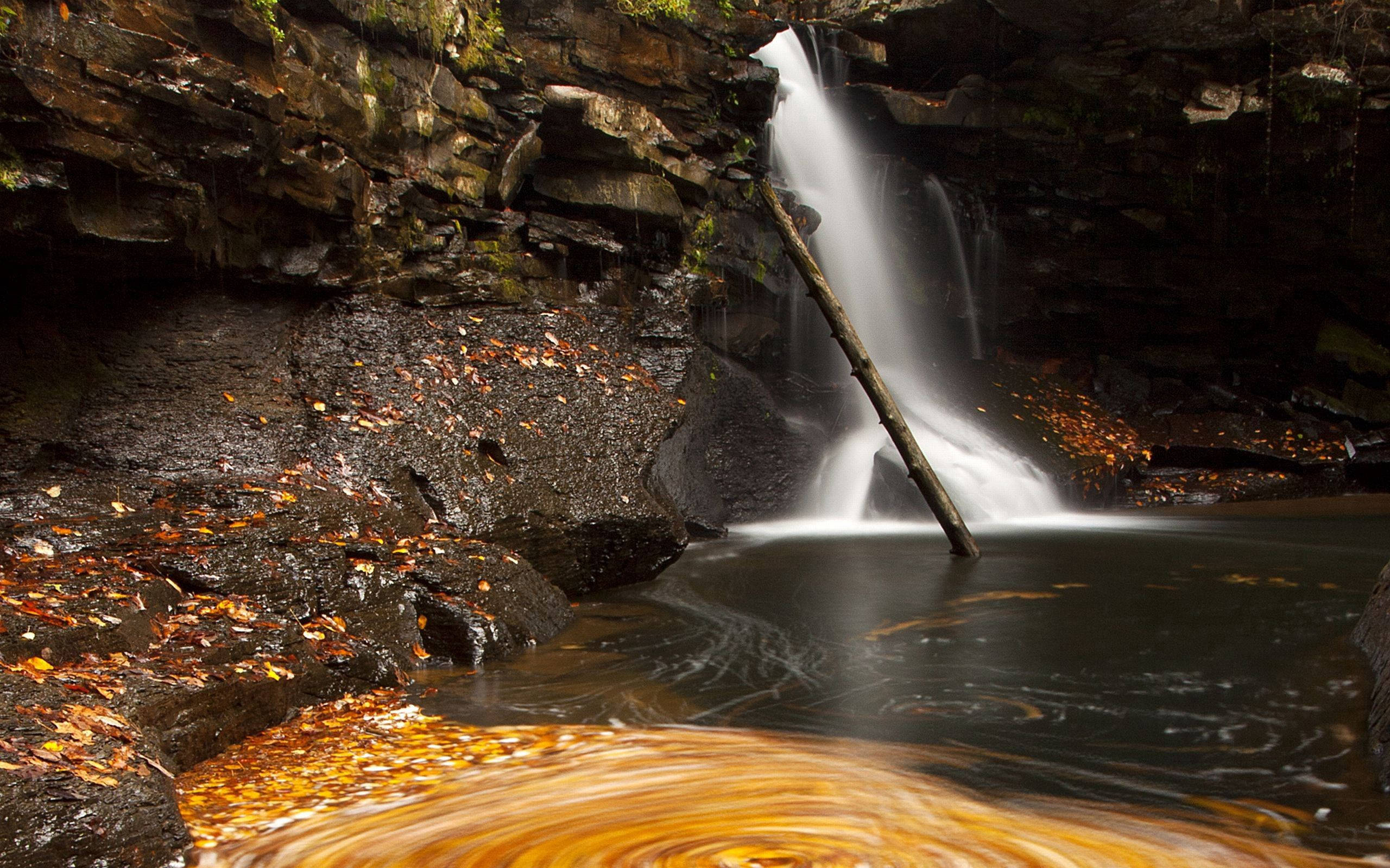 Cascada râului stâncos Fundal