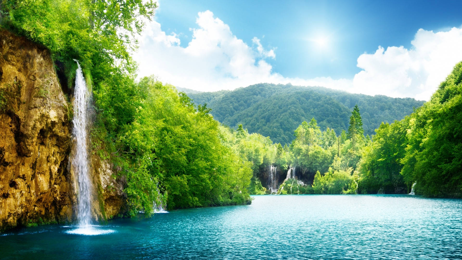 Cascadă și Râu în Natură Full HD 1920x1080 Fundal