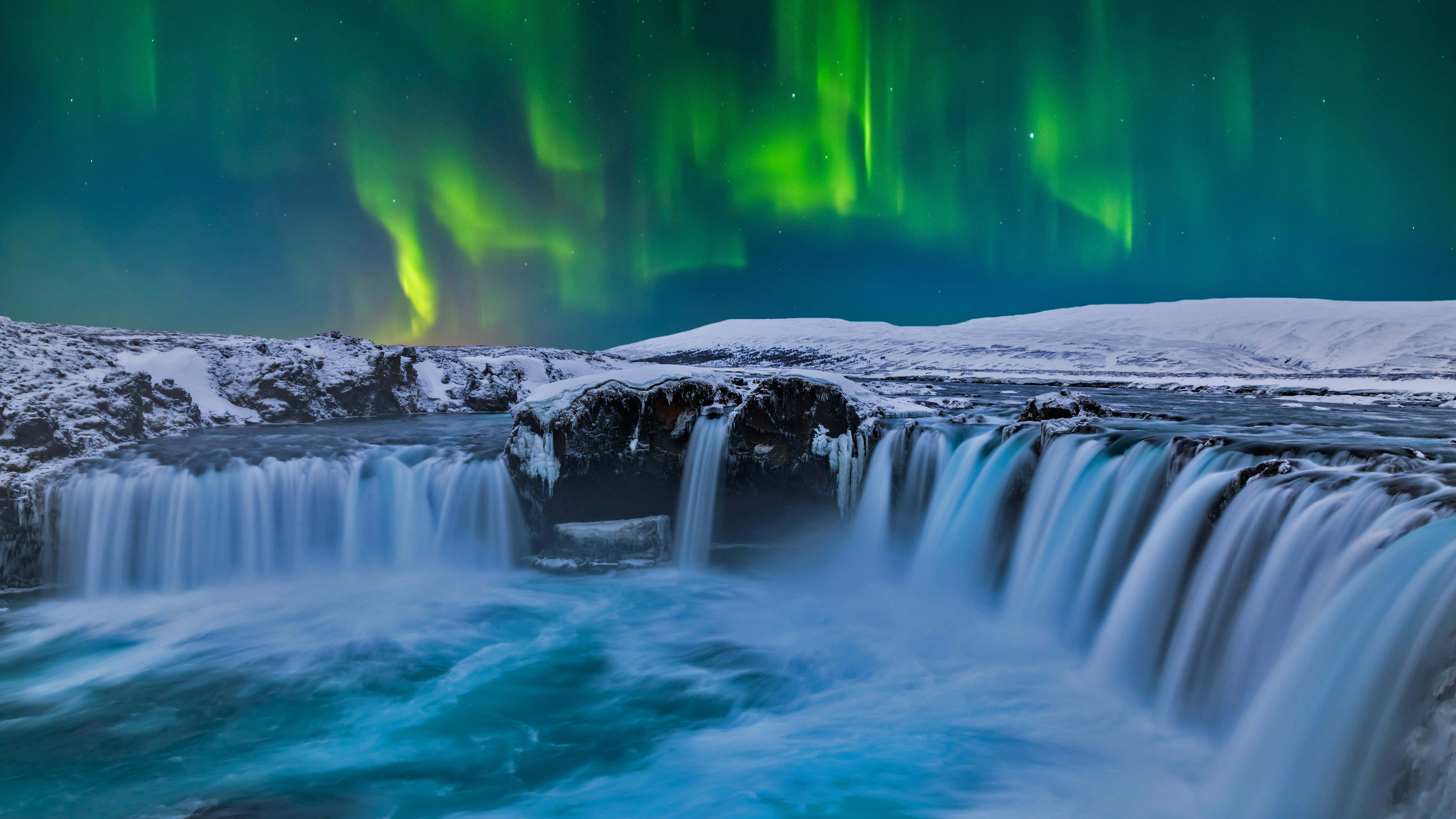 Cascade cu aurora boreală în Islanda pentru desktop Fundal