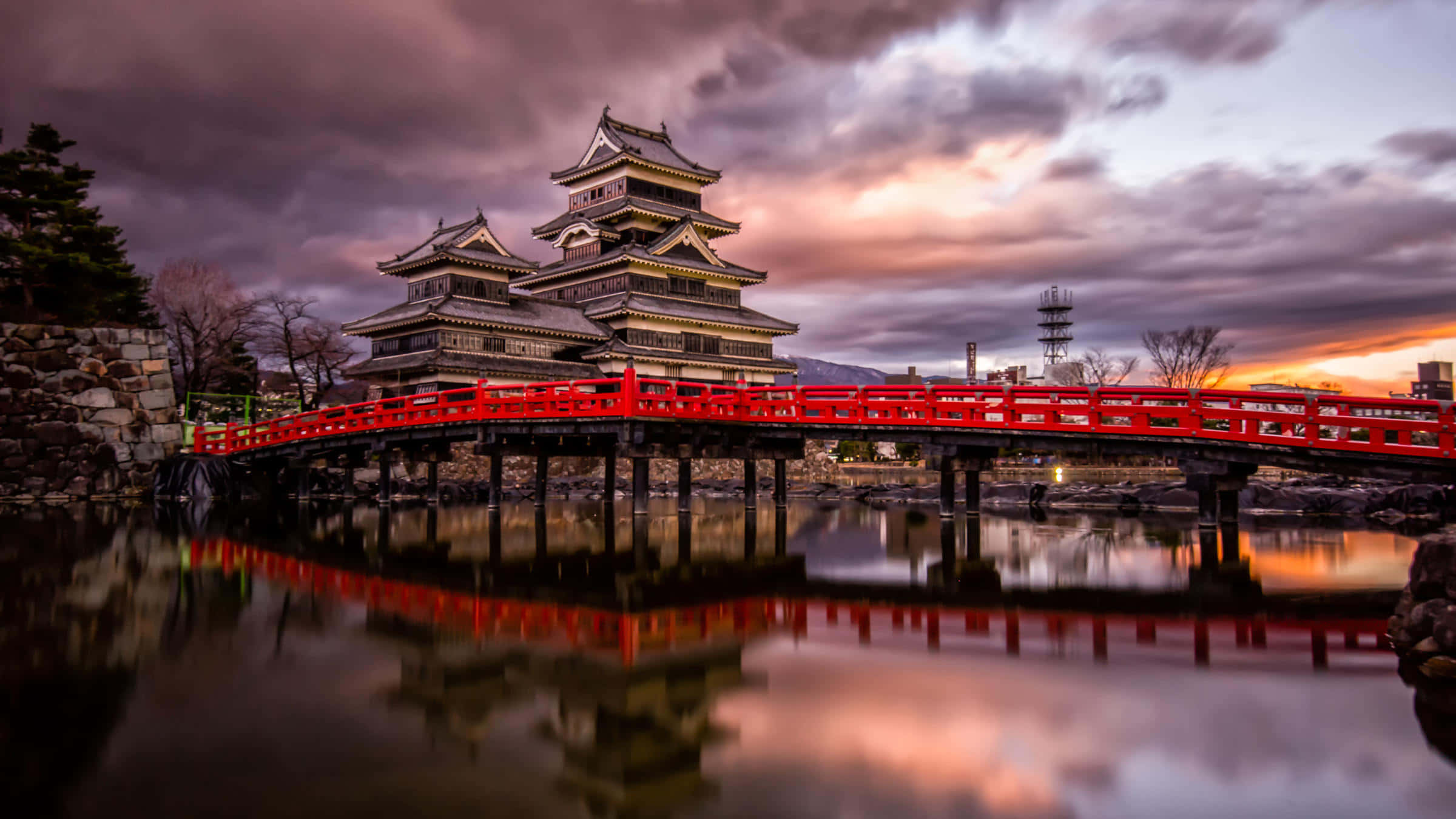 Castelul Matsumoto într-o zi înnorată la apus Fundal