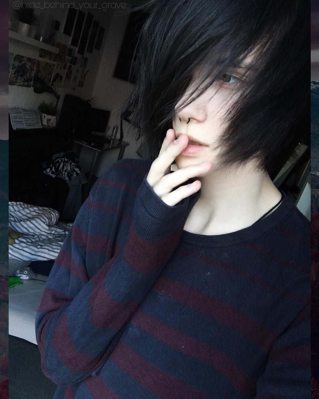Cauți o modalitate de a te exprima? Îmbrățișează-ți estetica Emo! Fundal