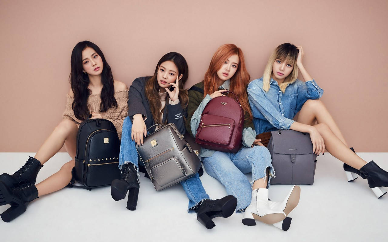 Cele patru membre Blackpink își poartă rucsacurile cu stil. Fundal