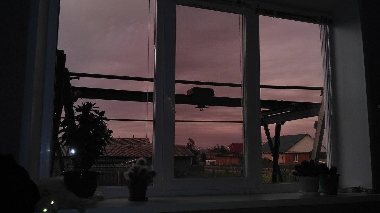 Cer închis mov estetic pentru MacBook Fundal