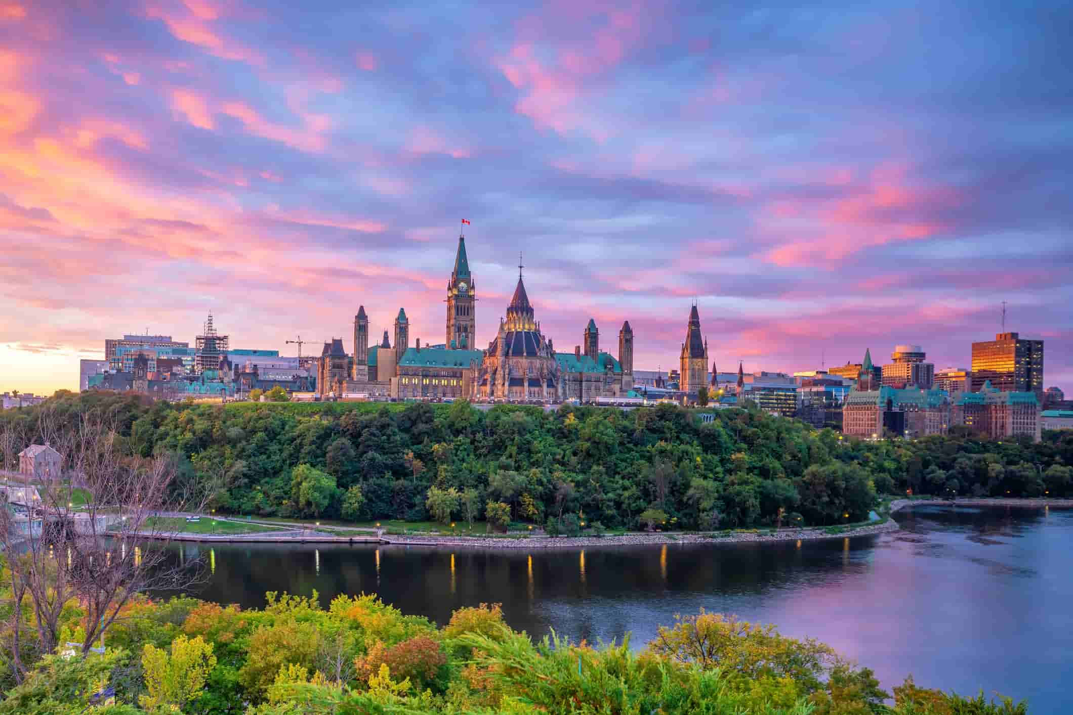 Cer Spectaculos Caleidoscopic peste Râul Ottawa Fundal