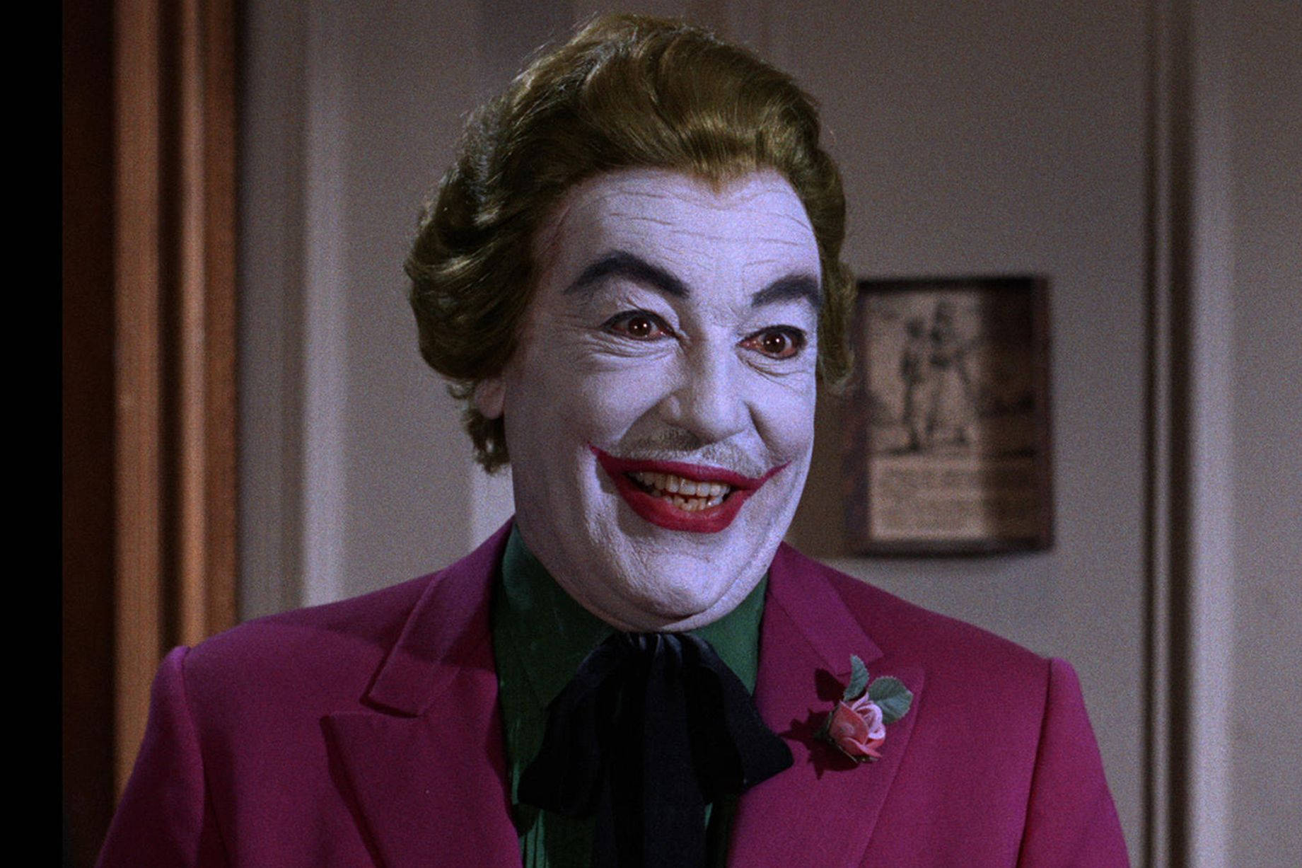 Cesar Romero zâmbind în costum de Joker Fundal