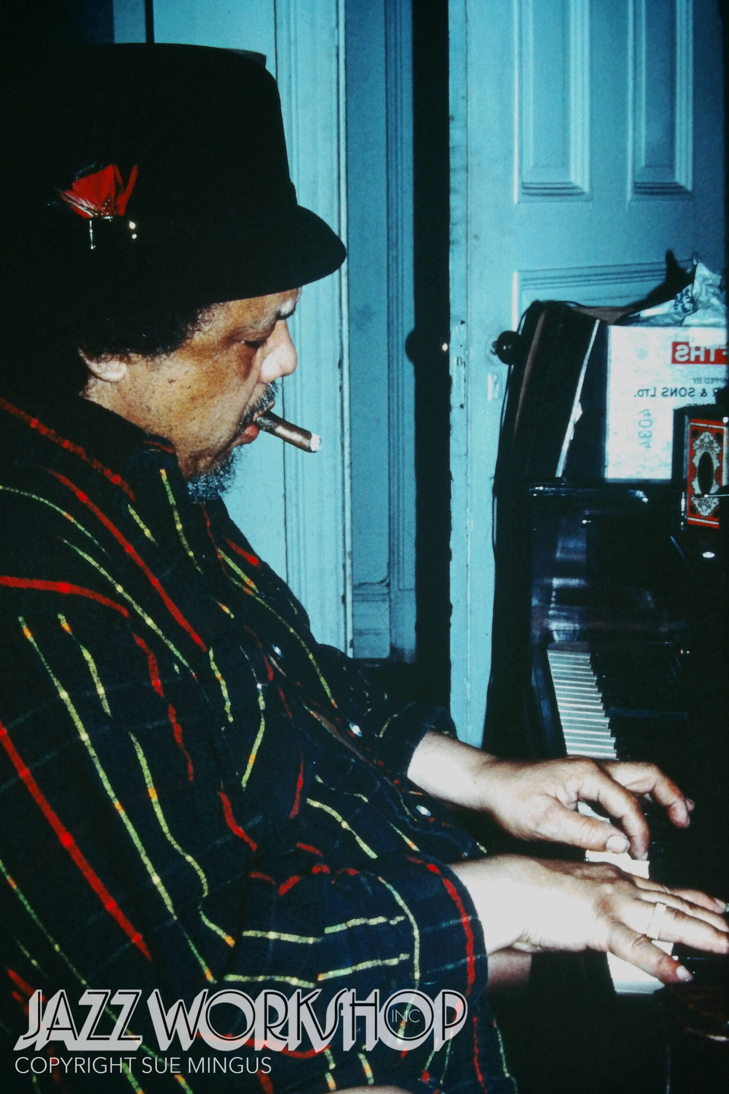Charles Mingus cântând la pian Fundal