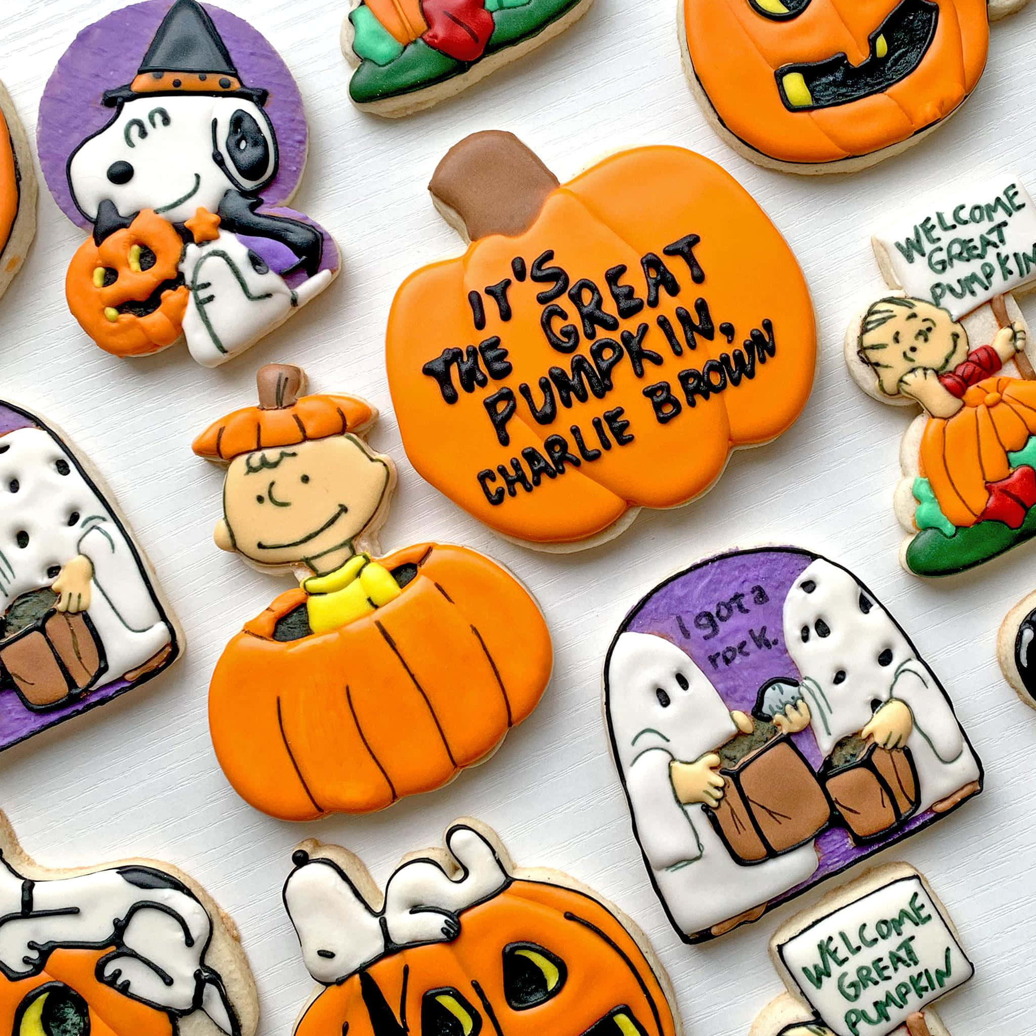 "Charlie Brown se bucură de atmosfera înfricoșătoare de Halloween!" Fundal