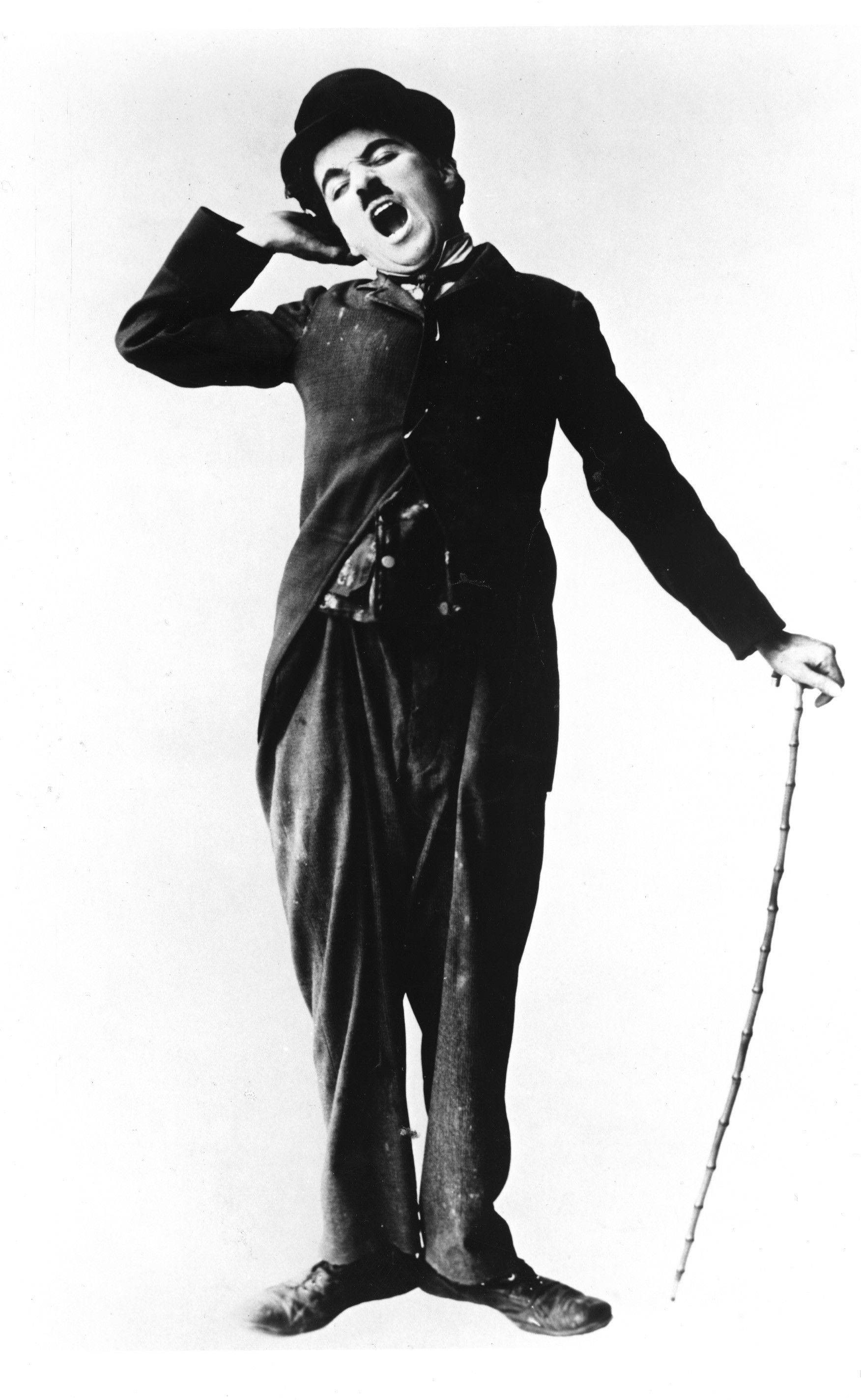 Charlie Chaplin epuizat, făcând un pui de somn Fundal