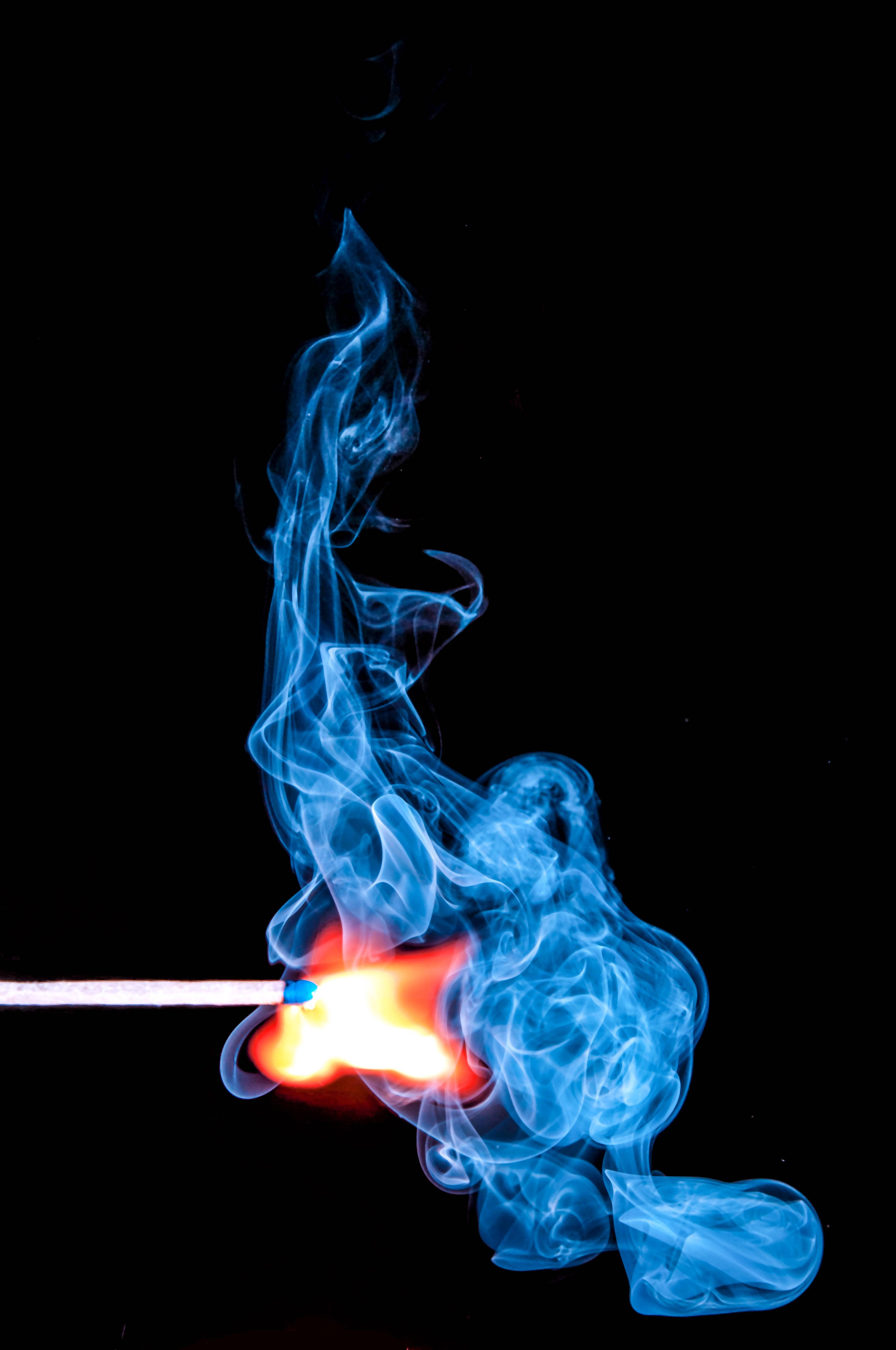 Chibrit cu fum albăstrui Fundal