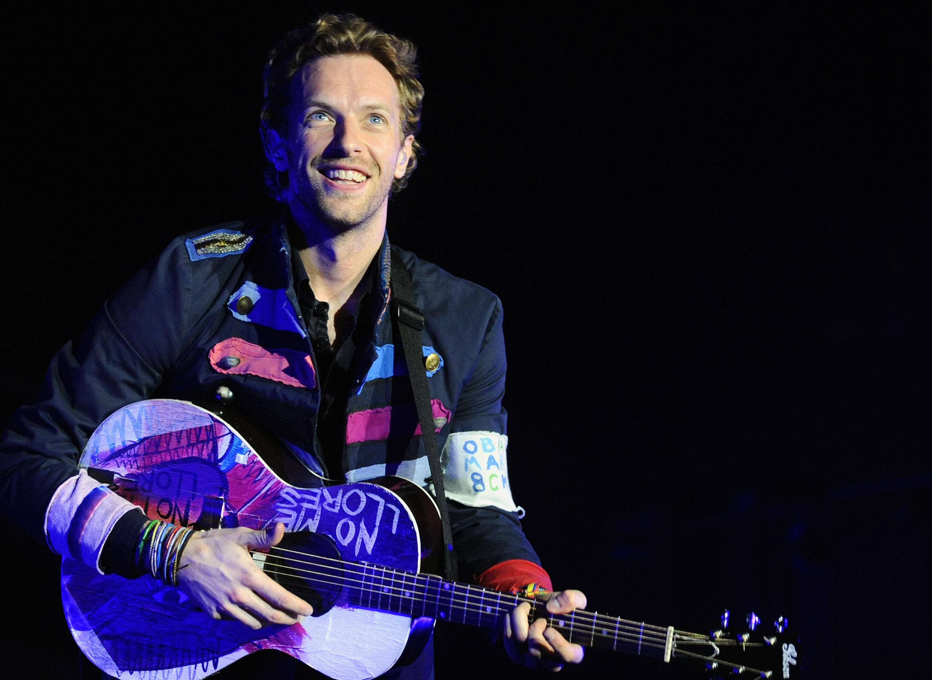 Chris Martin fundal negru Fundal