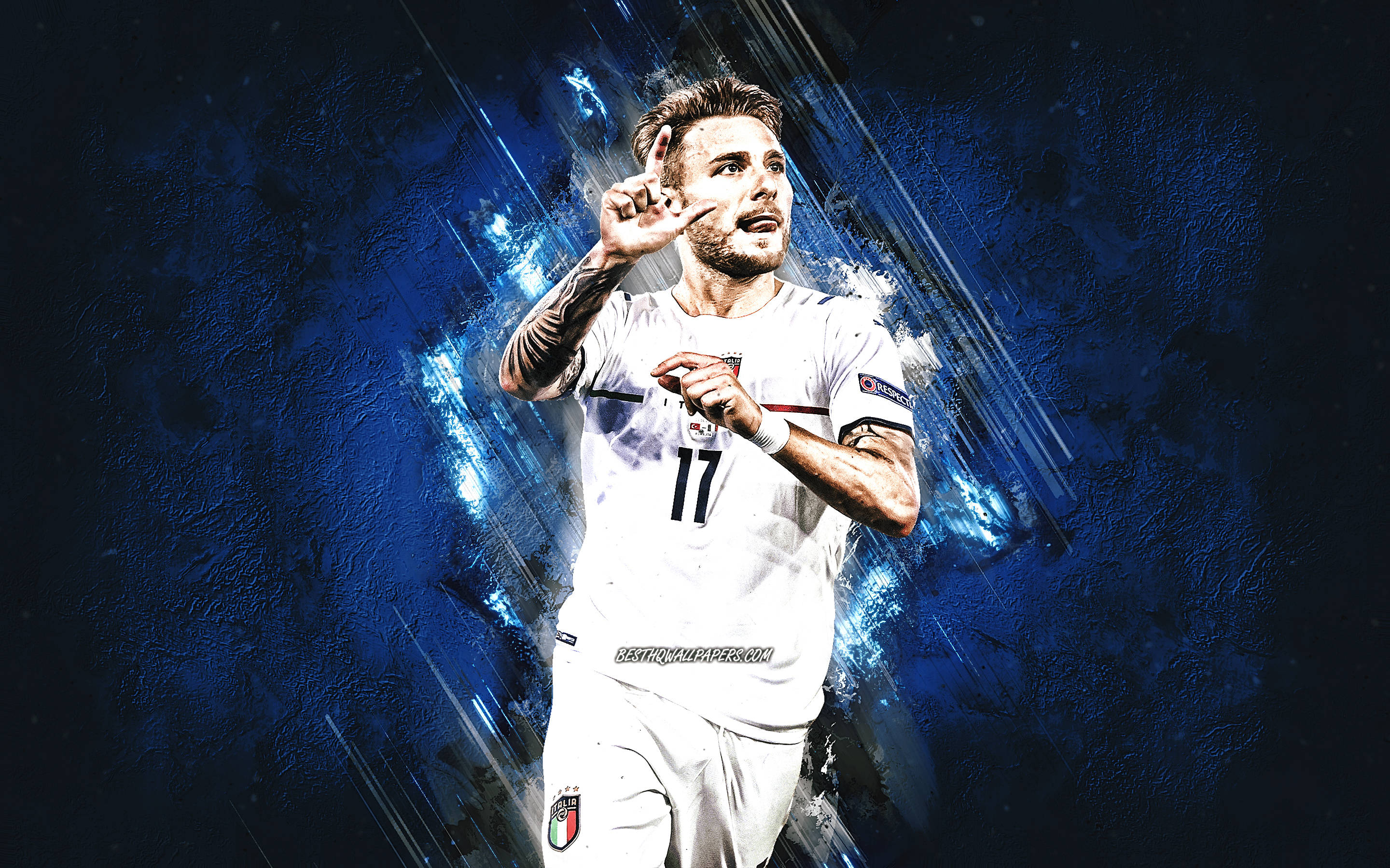 Ciro Immobile concentrat în prim-plan în timpul meciului Fundal