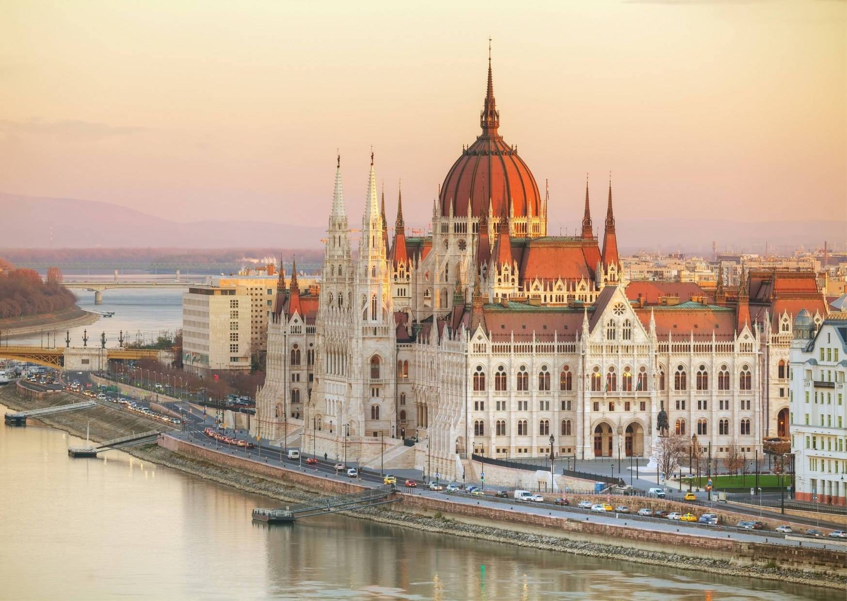 clădirea parlamentului ungariei văzută de pe râu Fundal