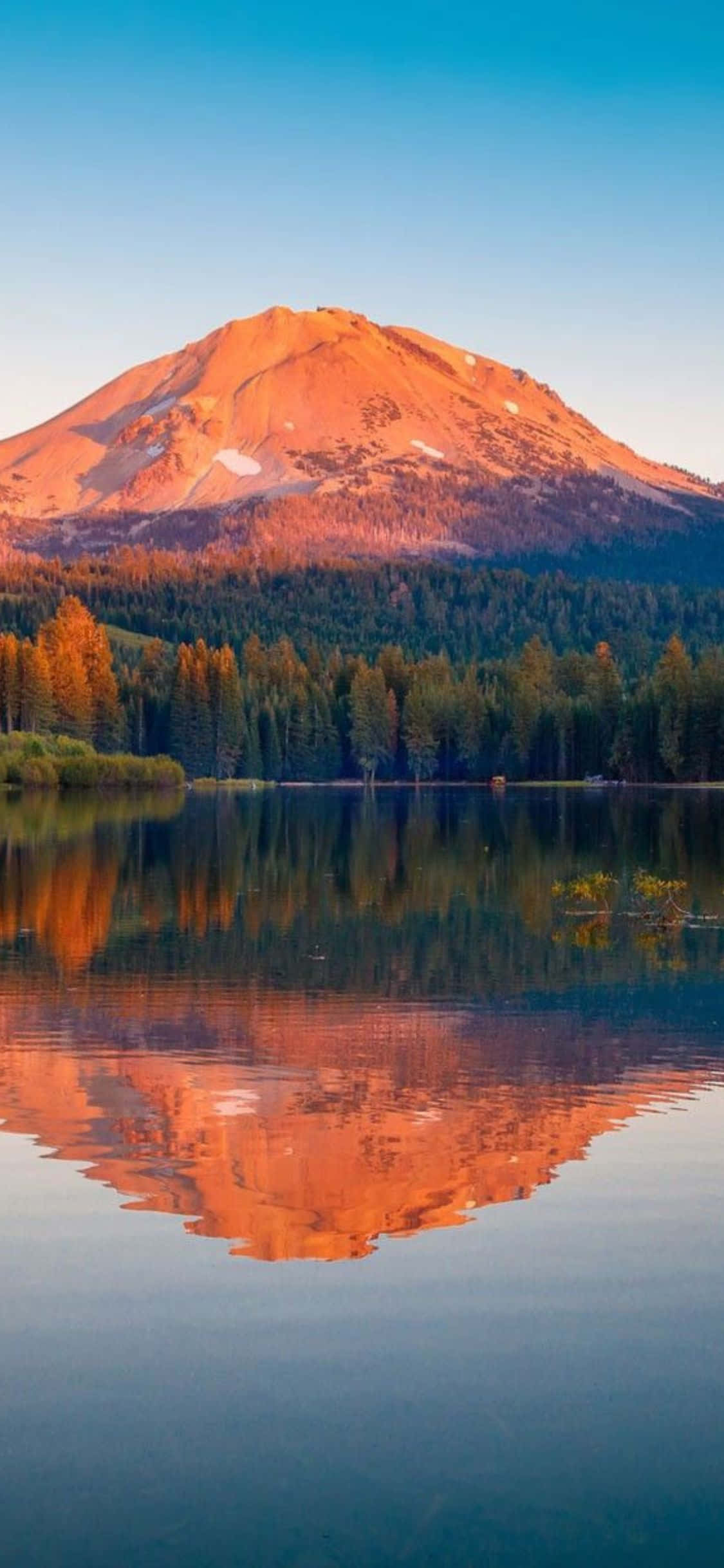 Coasta Californiei reflectată în iPhone Xs Fundal