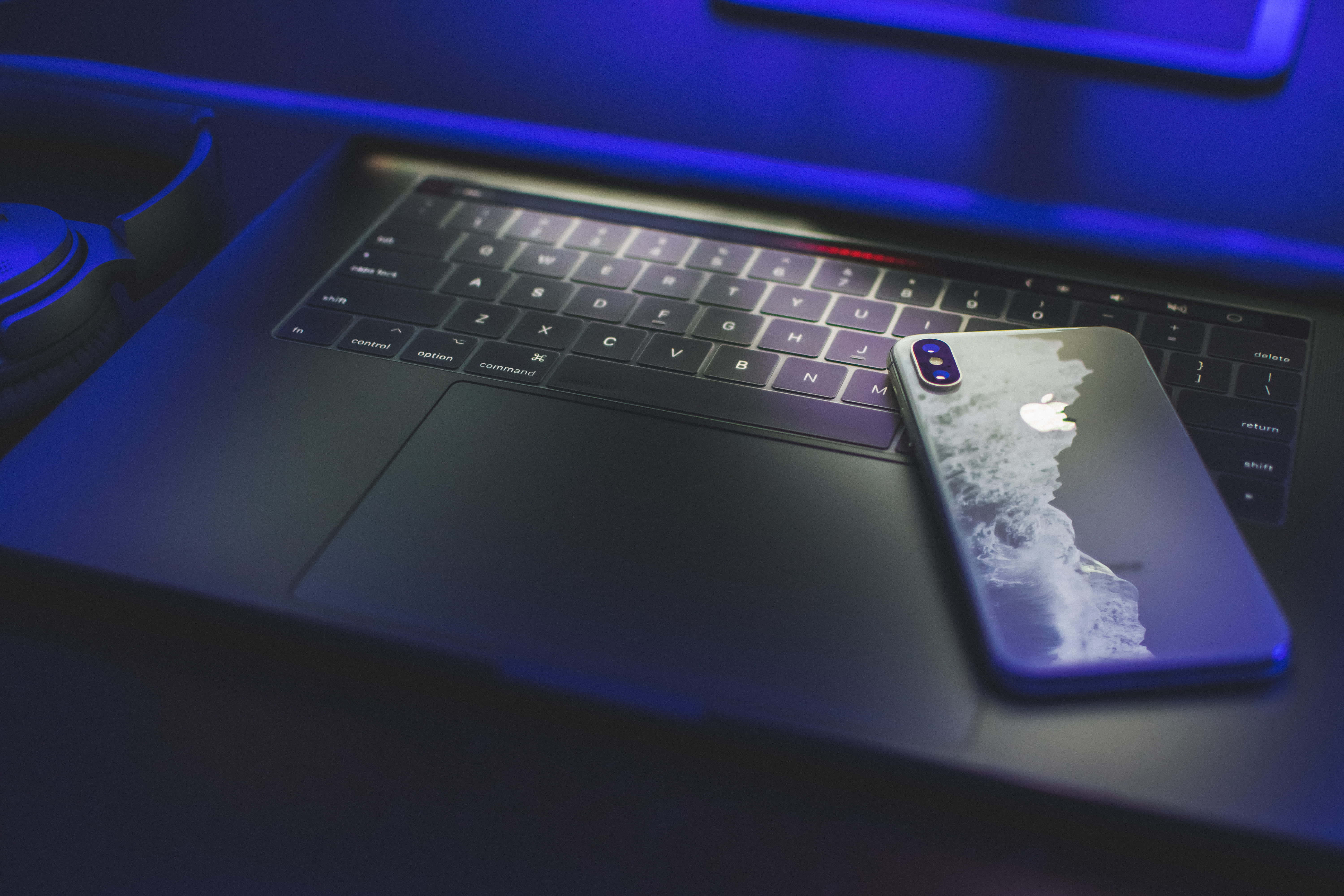 Combinația perfectă între eleganță și putere: Macbook-ul estetic! Fundal