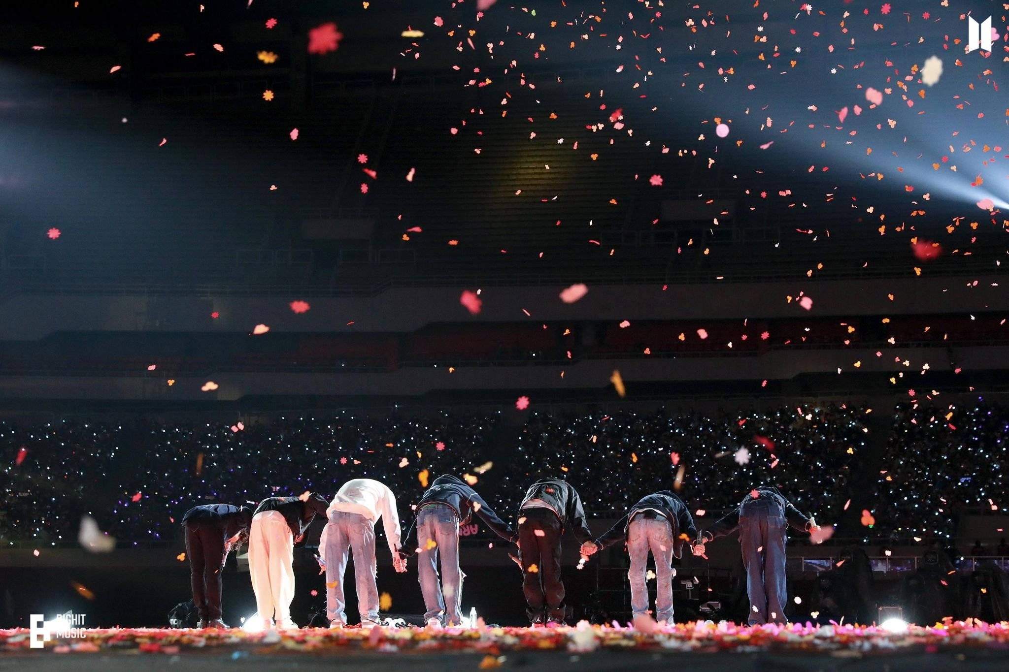 Concert BTS cu membrii care se înclină în fața Armatei Fundal