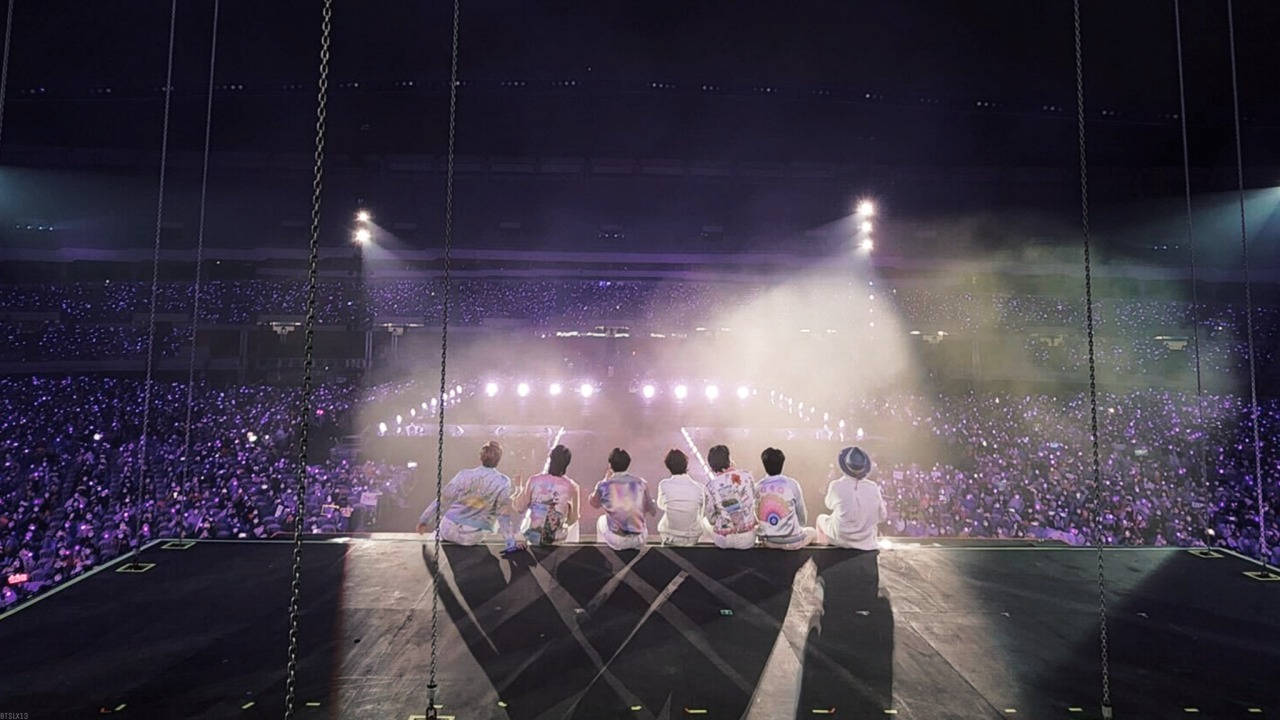 Concert BTS cu membrii pe scenă Fundal