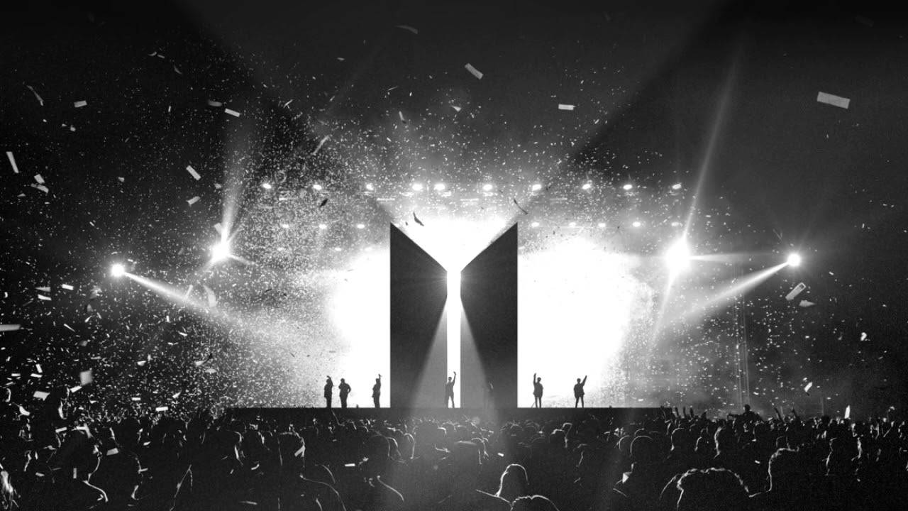 Concert BTS cu Silueta Logo-ului BTS Fundal