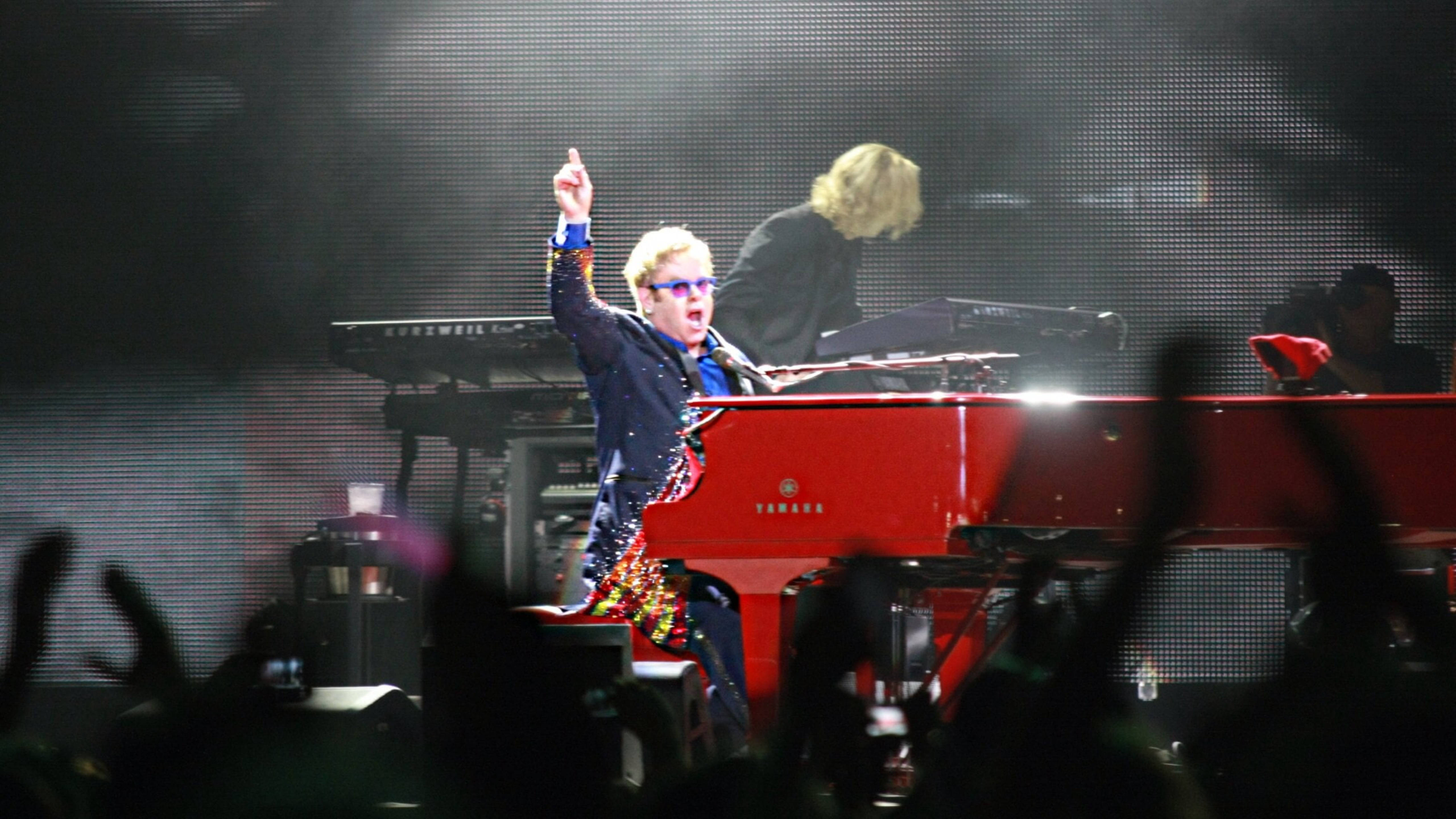 Concert Elton John Pian Roșu Fundal