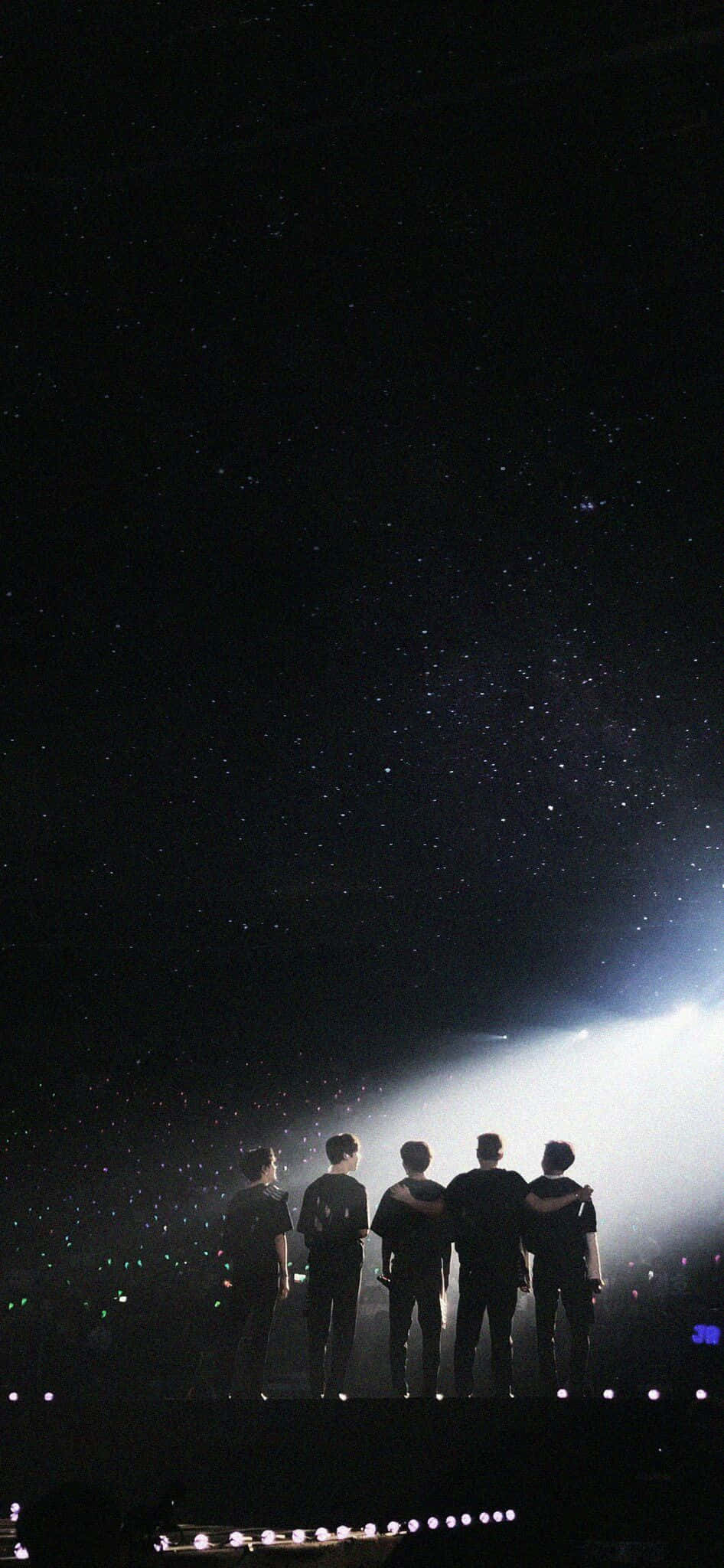 Concert estetic al grupului Kpop Nuest Fundal