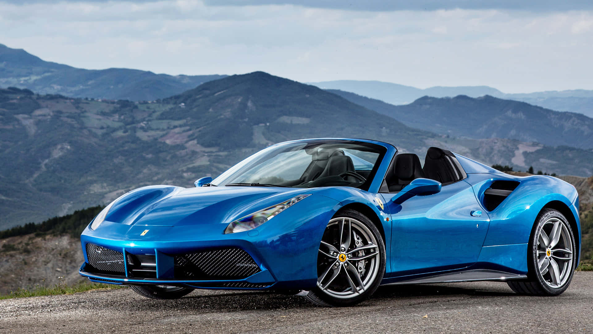 Condus cu stil – Un Ferrari pe drumul deschis Fundal