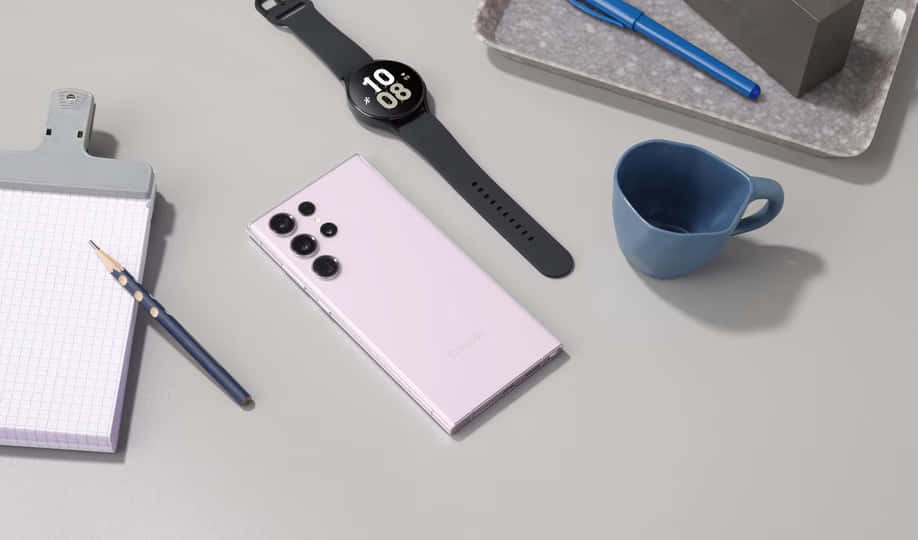Configurare birou roz cu Samsung S23 Ultra Fundal
