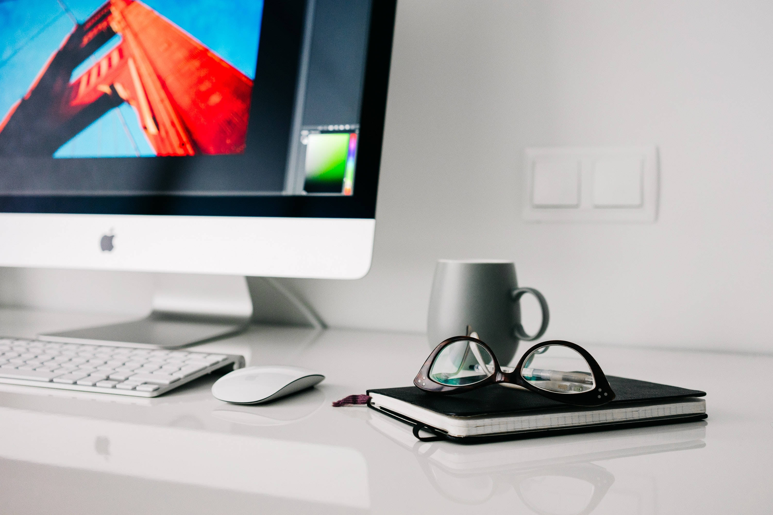 Configurație sofisticată de workspace Mac pe un birou din lemn curat Fundal