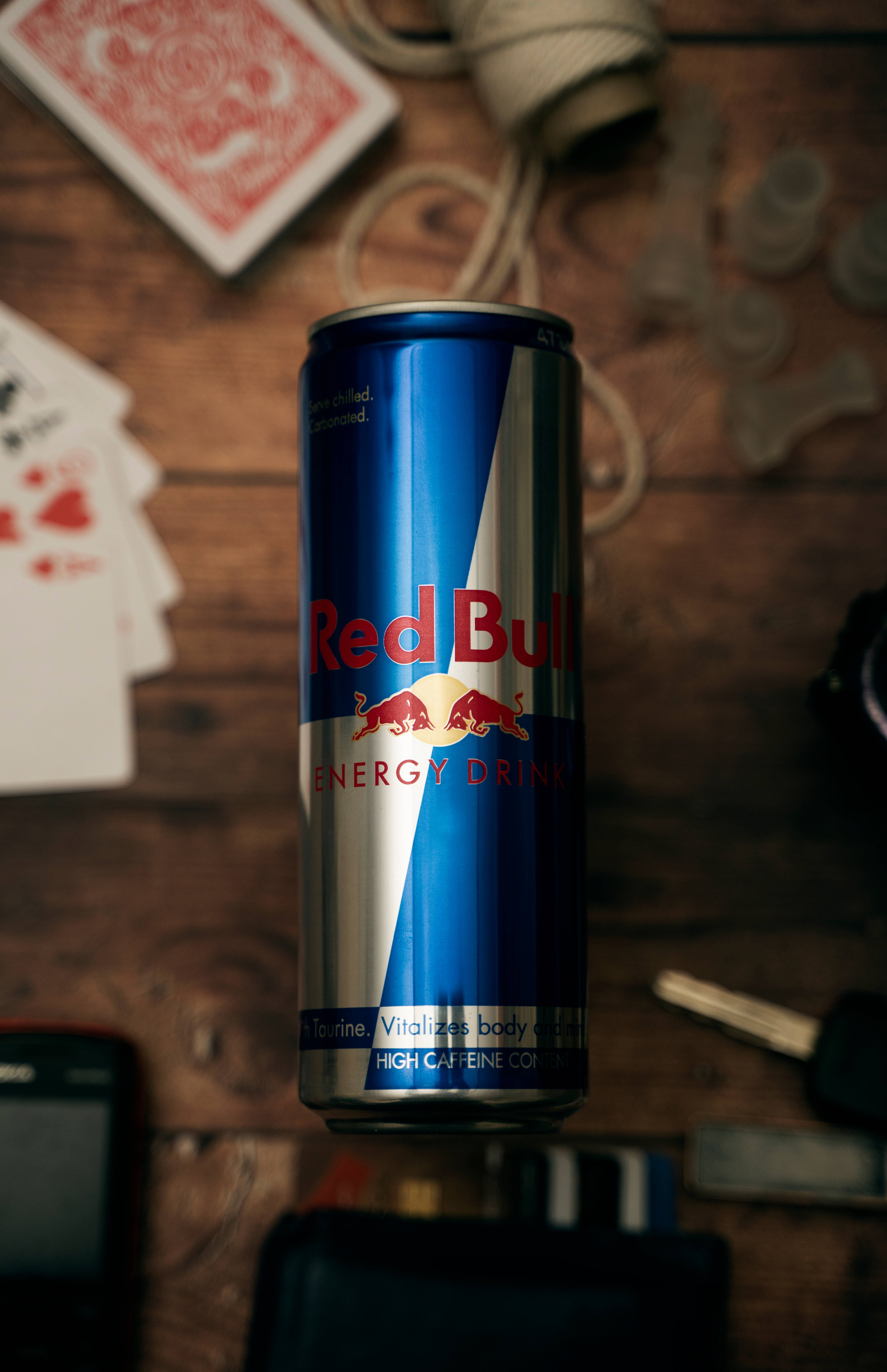 Conservă Red Bull Cu Masa De Cărți Fundal