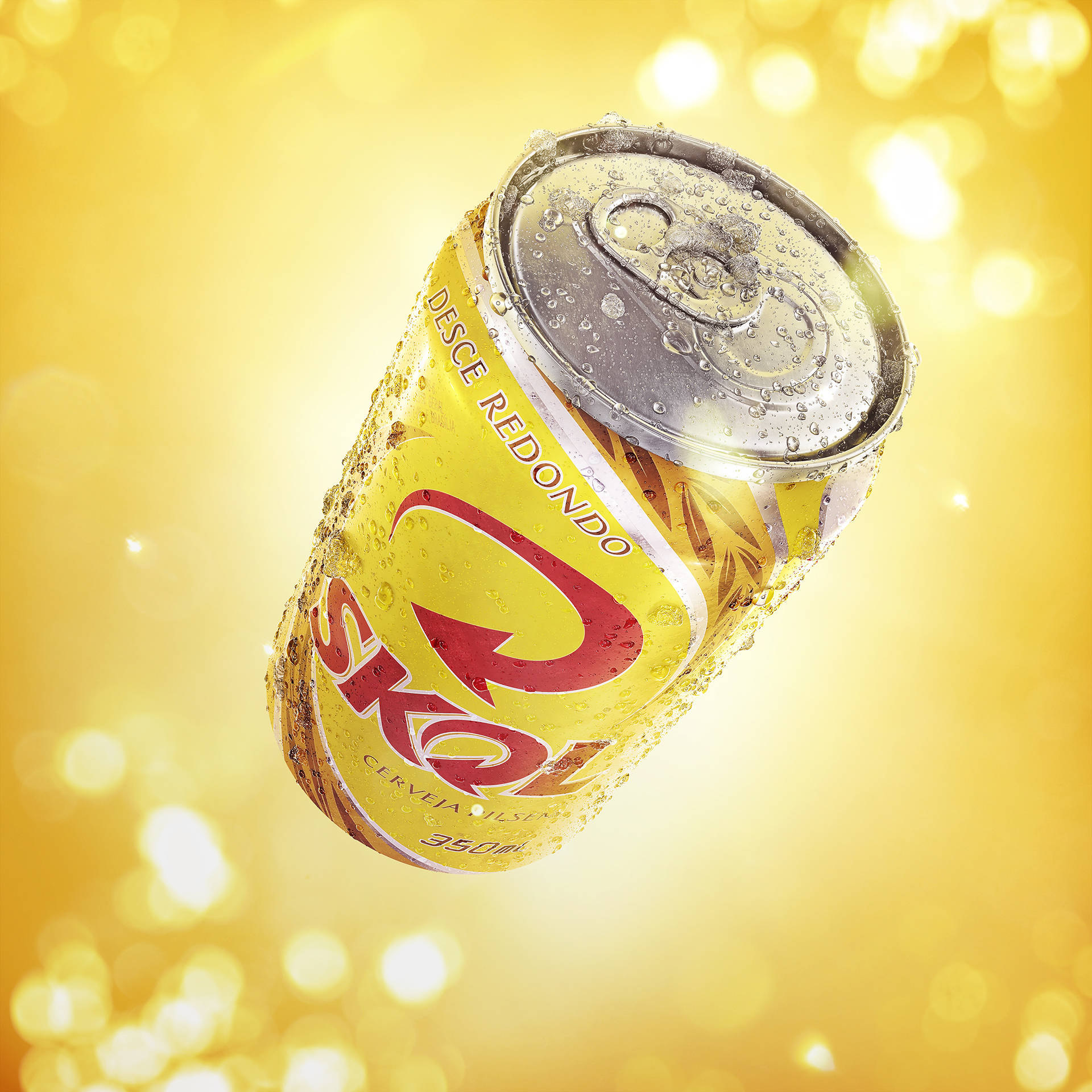 Conservă Skol Beer răcită pe un fundal vibrant galben Fundal