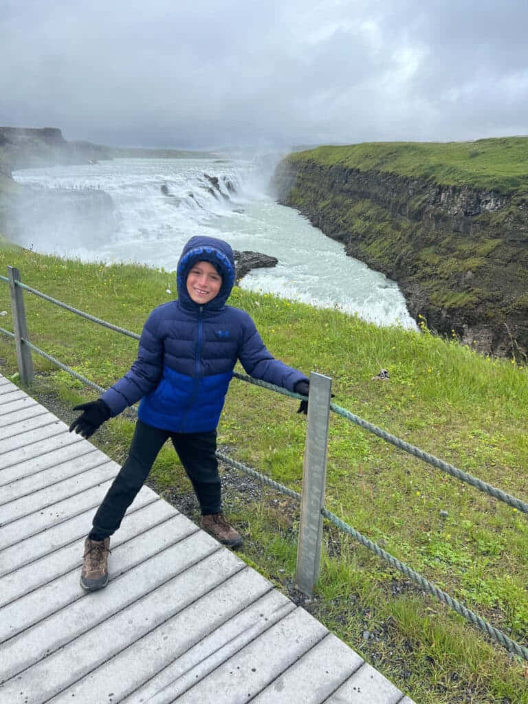 Copil Vizitând Cascada Gullfoss în Sud-Vestul Islandei Fundal