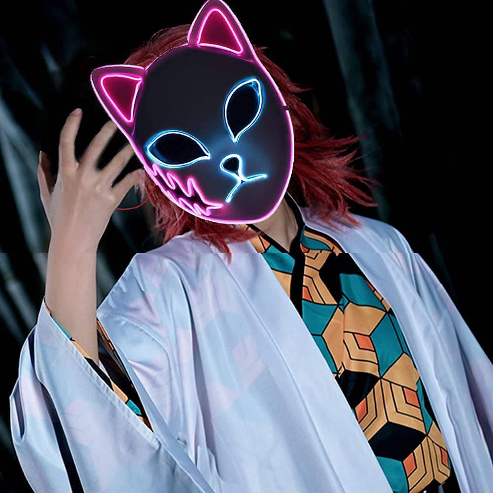 Cosplayer cu Masca Demon Slayer Fundal