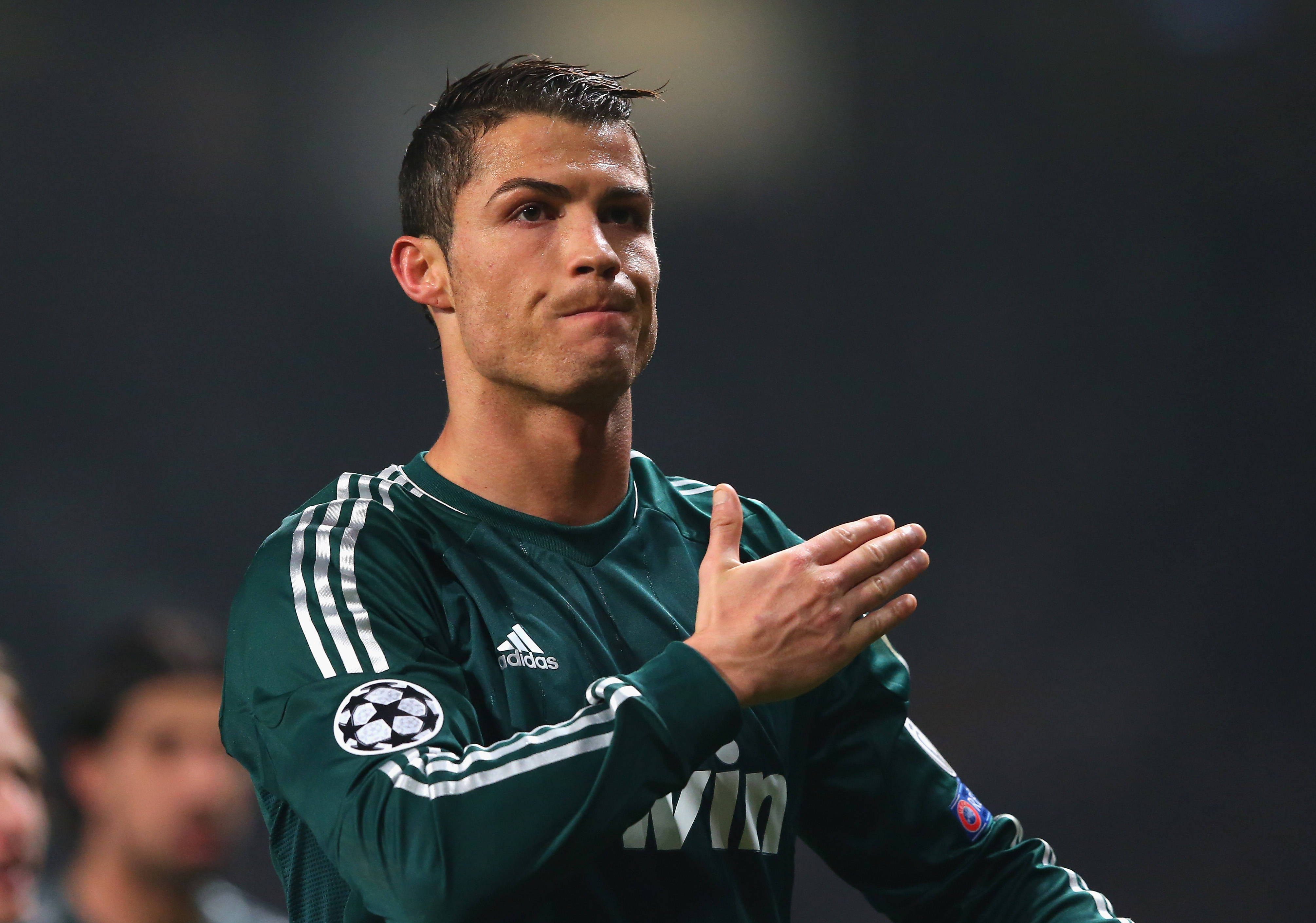 CR7 Cristiano Ronaldo în uniformă verde Fundal