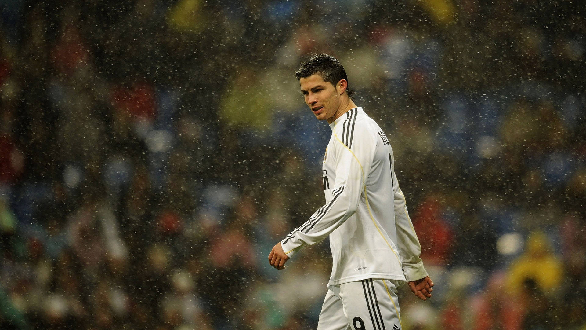 CR7 HD Meci de Fotbal pe Ploaie Fundal