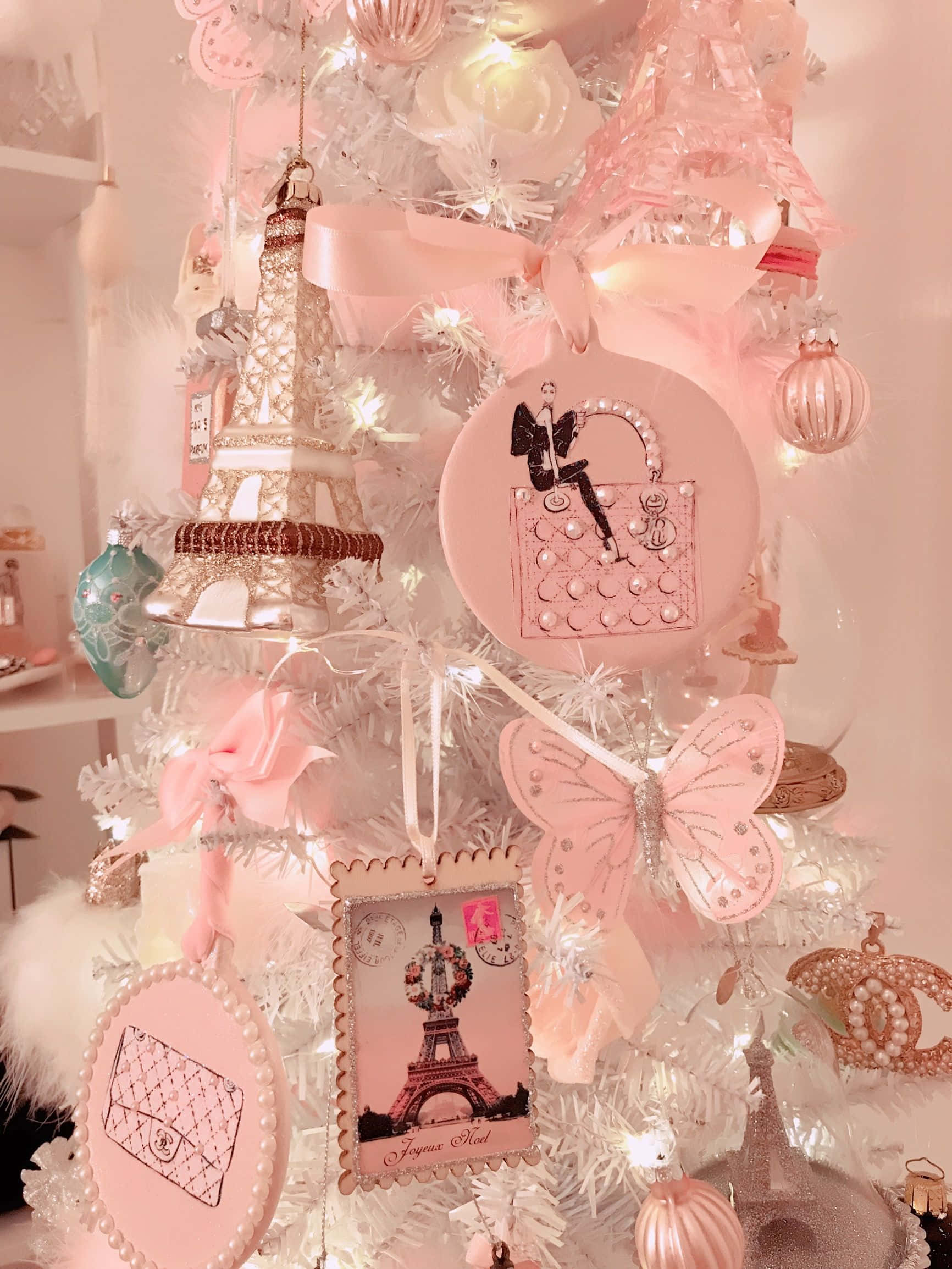 Crăciun Estetic Pastel cu Decorațiuni cu Turnul Eiffel Fundal