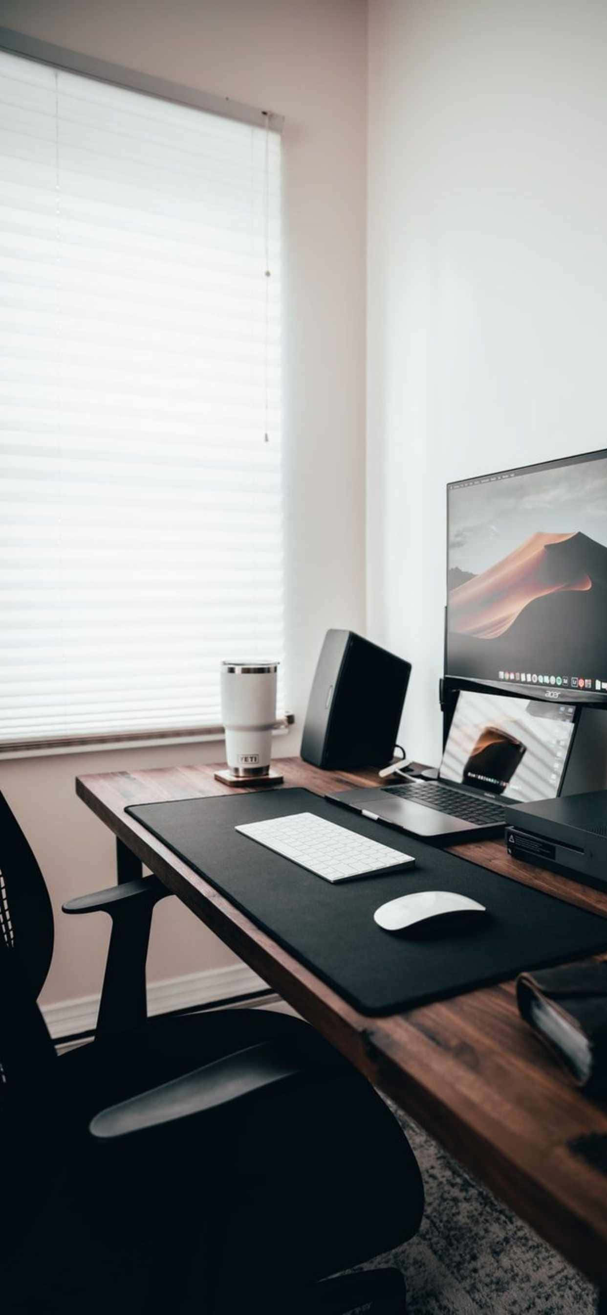 Crește-ți productivitatea cu Apple iPhone Xs Max în spațiul tău de lucru Fundal