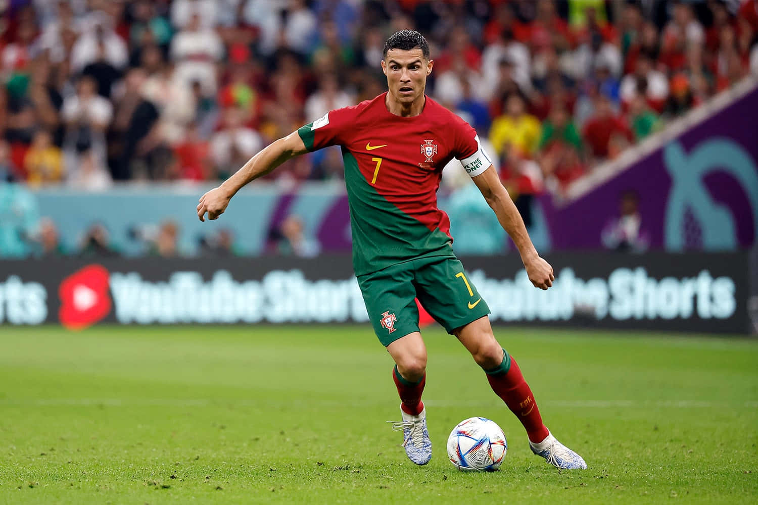 "Cristiano Ronaldo conduce drumul" Fundal