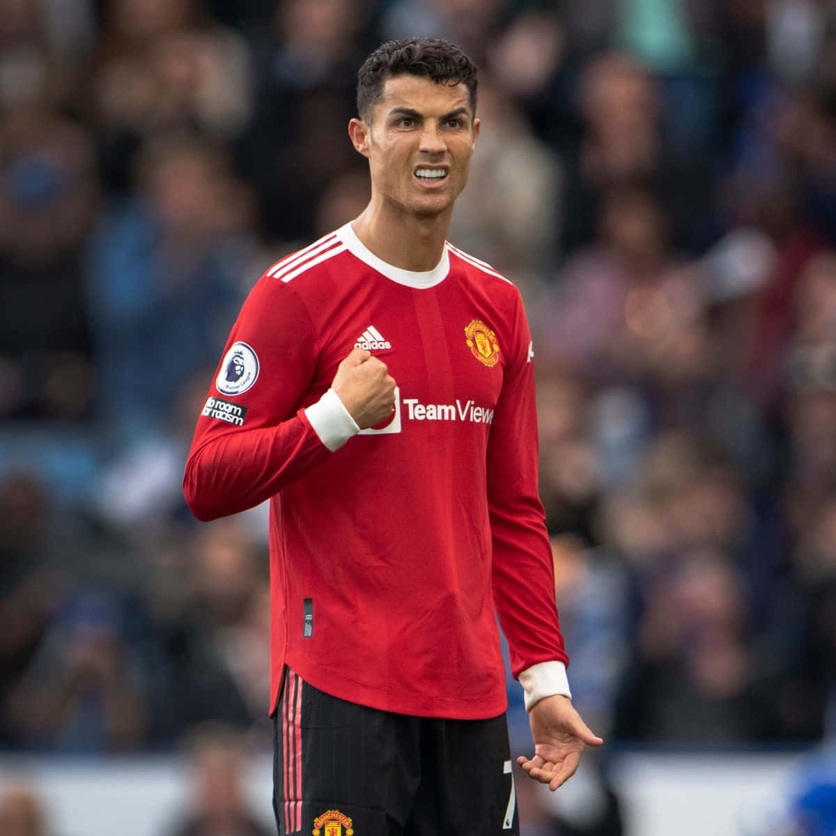 Cristiano Ronaldo pozând pe teren Fundal