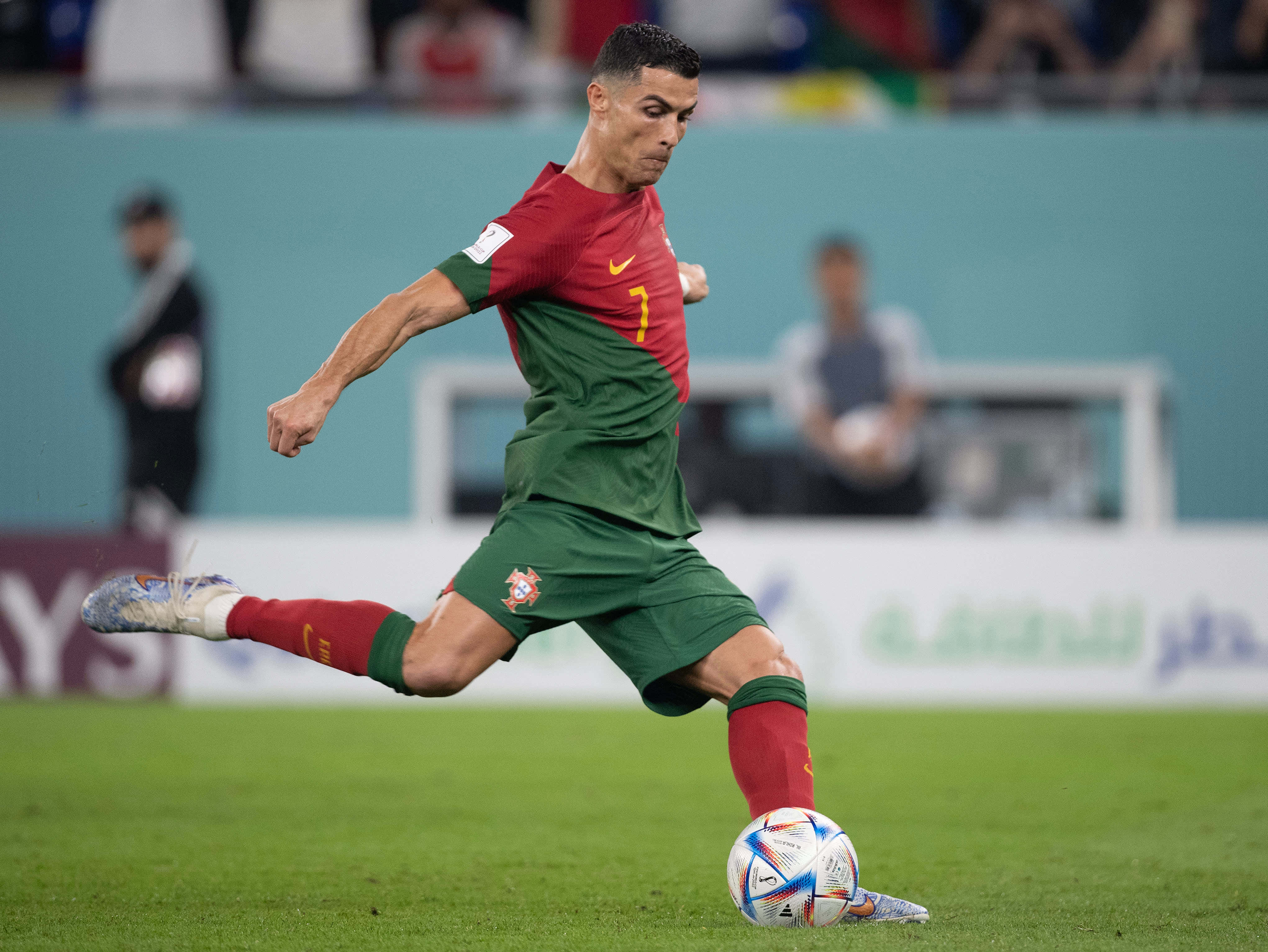 Cristiano Ronaldo lovind o minge de fotbal Fundal