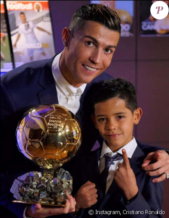 Cristiano Ronaldo cu Balonul de Aur și un copil Fundal