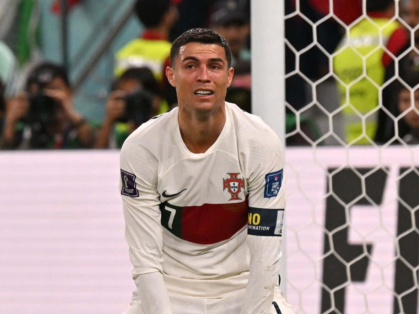 Cristiano Ronaldo în acțiune pe terenul de fotbal Fundal